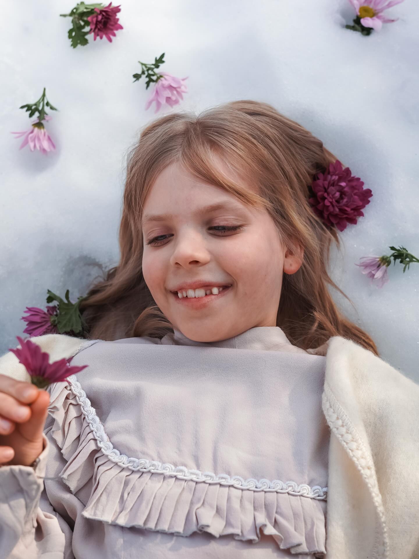 Pikku naisia - sisarusten esittely: Amy March - lapsi
Pieni Amy - taiteellinen, herkkä ja hieman dramaattinen. Lapsi-Amy katsoo maailmaa suurin silmin ja vielä suuremmilla tunteilla. Hän haluaa olla elegantti, arvostettu ja ennen kaikkea huomattu.
Lapsi Amyn roolissa nähdään ihastuttava 11-vuotias Saaga Taipale. Saaga on nähty Järvenpään teatterissa myös kuluneen vuoden aikana huikean suosion saaneessa Idän pikajunan arvoituksessa, ja nyt hän hyppää ensimmäistä kertaa Järvenpään kesäteatterin lavalle. "Teatteri on super hauskaa!" sanoo Saaga
"Roolihahmoni Amy on pieni ja pippurinen tyttö, joka haluaisi olla hienommista oloista. Välillä Amy riitaantuu sisarustensa kanssa. Amy pitää piirtämisestä aivan kuten minäkin!" -Saaga
Ensi-ilta 13.6.2026
Louisa May Alcott
Näyttämösovitus Heini Vahtera
Ohjaus Sirpa Riuttala
Järvenpään Vanhankylänniemessä
#Järvenpäänteatteri #Järvenpäänkesäteatteri #kesäteatteri #Pikkunaisia #kesä2026
Kuva: Hanna Erämaja