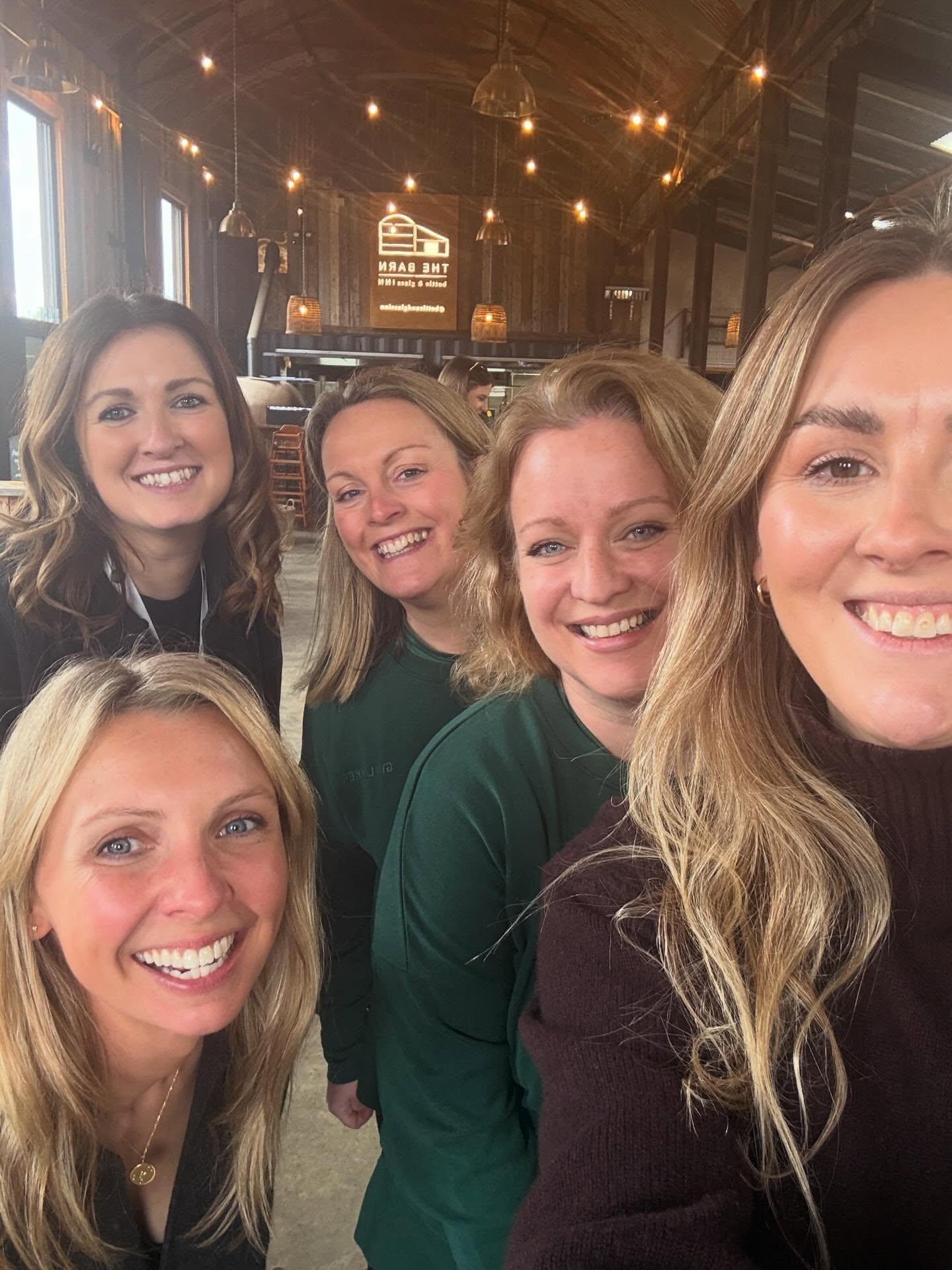 What a gorgeous brunch team 🥰🥰 and what a wonderful time seeing all our mummas at @bottleandglassbarn.
Thank you so much @lizzynelsonfamily and @themadhattersclub_ - your set ups were to die for and spending time with you was a joy 🫶🏼