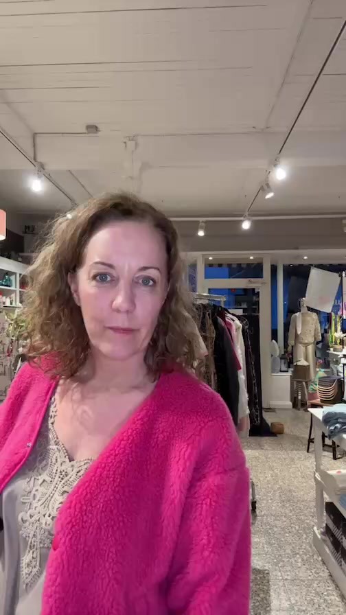 Wir räumen aus – und ihr sahnt ab! 🛍️
Freitag, ab 11 Uhr startet unser Lagerverkauf in der Pauline – und wir haben echte Schätzchen für euch rausgeholt. T-Shirts & Tops ab 10 €, Langarmshirts ab 15 €, Pullover ab 20 € – und das Beste? Nach oben ist bei 75 € Schluss. Mehr Wow für weniger Geld geht kaum.
Der Grund? Wir platzen buchstäblich aus allen Nähten – die nächste Lieferung steht schon vor der Tür und braucht Platz. Euer Glück! 😄
Für alle Größen, alle Styles – und ja, auch für euch, die ihr gerne etwas mehr Kurve habt. Kommt vorbei, stöbert, greift zu.
📅 Freitag bis Sonntag
📍 Bergstraße 26, 27726 Worpswede
🕐 Mo–So, 11–18 Uhr
#lagerverkauf #paulineworpswede #modeworpswede #günstigmode #curvy