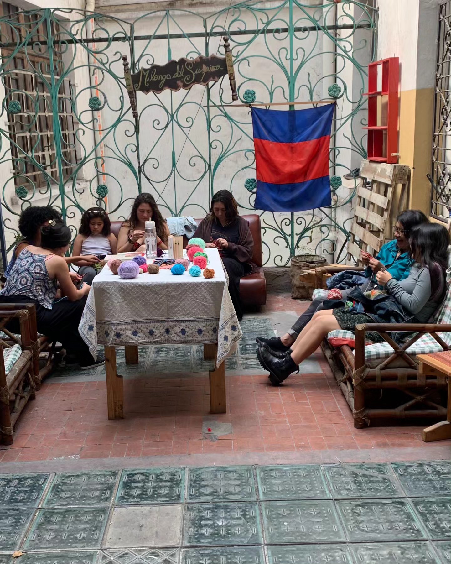 ¡Seguimos avanzando en nuestro taller de tejido Punto y Semilla! 🌸🧶 En la segunda clase, nuestras dedicadas participantes dieron sus primeros pasos aprendiendo nuevas puntadas, guiadas por la talentosa @melissa_narvaez_naranjo @tejidosdeluniverso.ec . ¡Estamos emocionados de ver cómo florecen sus habilidades! 🌿 Gracias por acompañarnos en esta hermosa travesía.
#PuntoYSemilla #TejidosDelUniverso #tejidos #ong #tejiendosueños #fundacion #fundacionclaraelisagarces