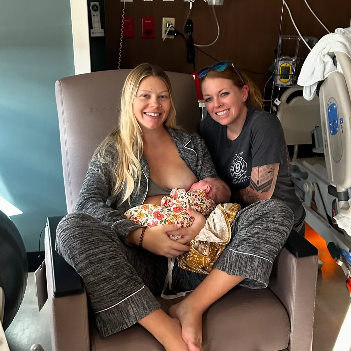26 hours later and we had a beautiful baby girl!! @loranalys worked so hard and was so strong, she did allllll of the midwife things I had her do and it all paid off because she pushed that 9lb baby out like a champion with only a skid mark of a tear 🙌🏻 It was such an honor to be apart of your birth team Loran! I’m so incredibly proud of you! 🥰