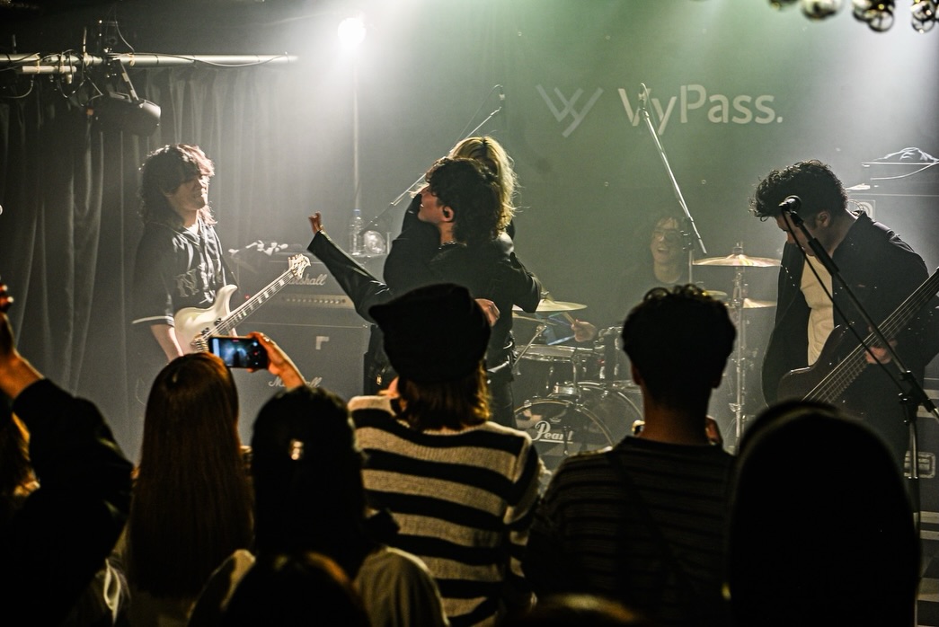 "Bri=dge TOUR 2026"
2026.03.29 札幌 VyPass.
SE Introduction #2 - Bri=dge
1. Sky
2. Neo Romancers
3. Emotion Sickness
4. Platinum Future
5. Higher ft. @ren_cna
6. FeatherBloom
7. Love Is All…
8. Mr. Lonely
Photo @k_akn35
#CrowsAlive
#CallsNameAgain