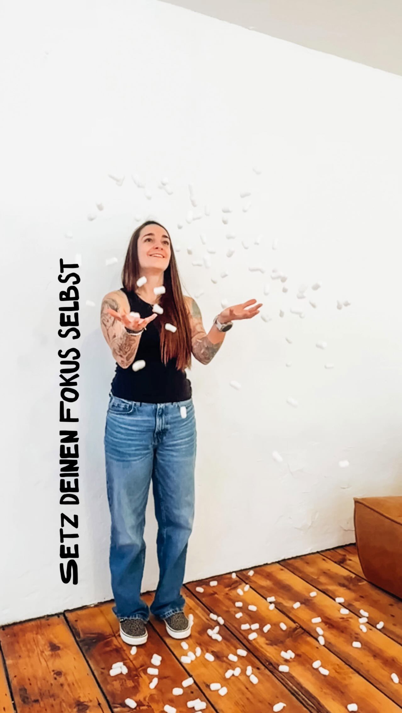 Du entscheidest, worauf du deinen Blick richtest.
Fokussiere dich auf das, was dich wirklich erfüllt.
Fange die kleinen Momente ein:
Das Lächeln.
Das Strahlen in deinem Leben.
Die Wärme.
Die Echtheit.
Und wenn das Bild gerade unscharf ist?
Richte den Fokus einfach neu aus.
💌 Schick es an jemanden, der diesen Reminder gerade gebrauchen kann. ❤️🩹🫂