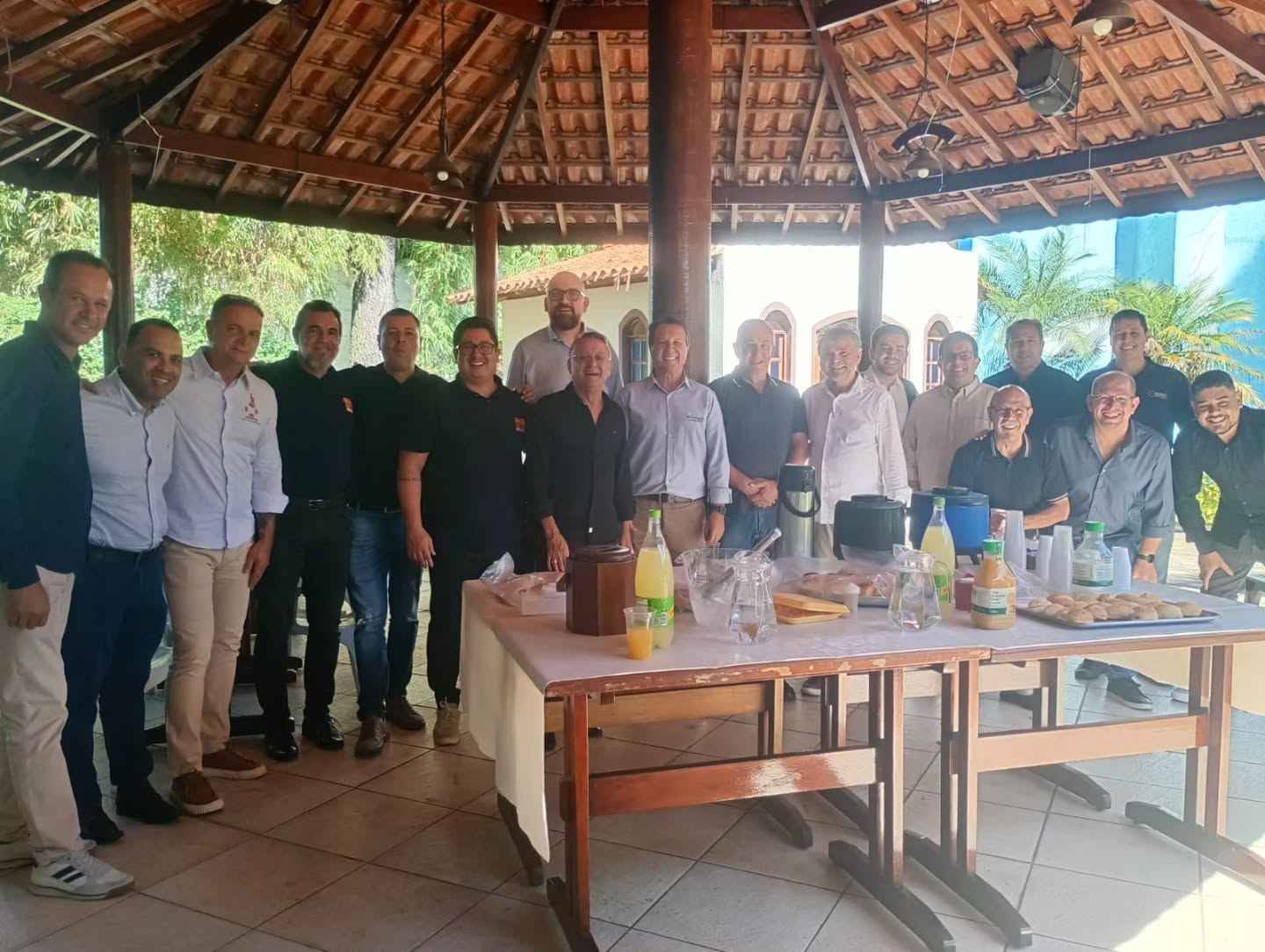 Na manhã de hoje (25/03) membros da Diretoria da Abiea participaram de uma recepção realizada por Francisco da @grifrotulos , que abriu as portas de sua empresa para receber empresários e fornecedores do setor que vieram de vários estados do Brasil, aproveitando a realização da ExpoPrint.
A Grif Rótulos é uma das mais conceituadas empresas do segmento, com quase 4 décadas de crescimento contínuo e investimento no que há de mais moderno em tecnologia de produção.