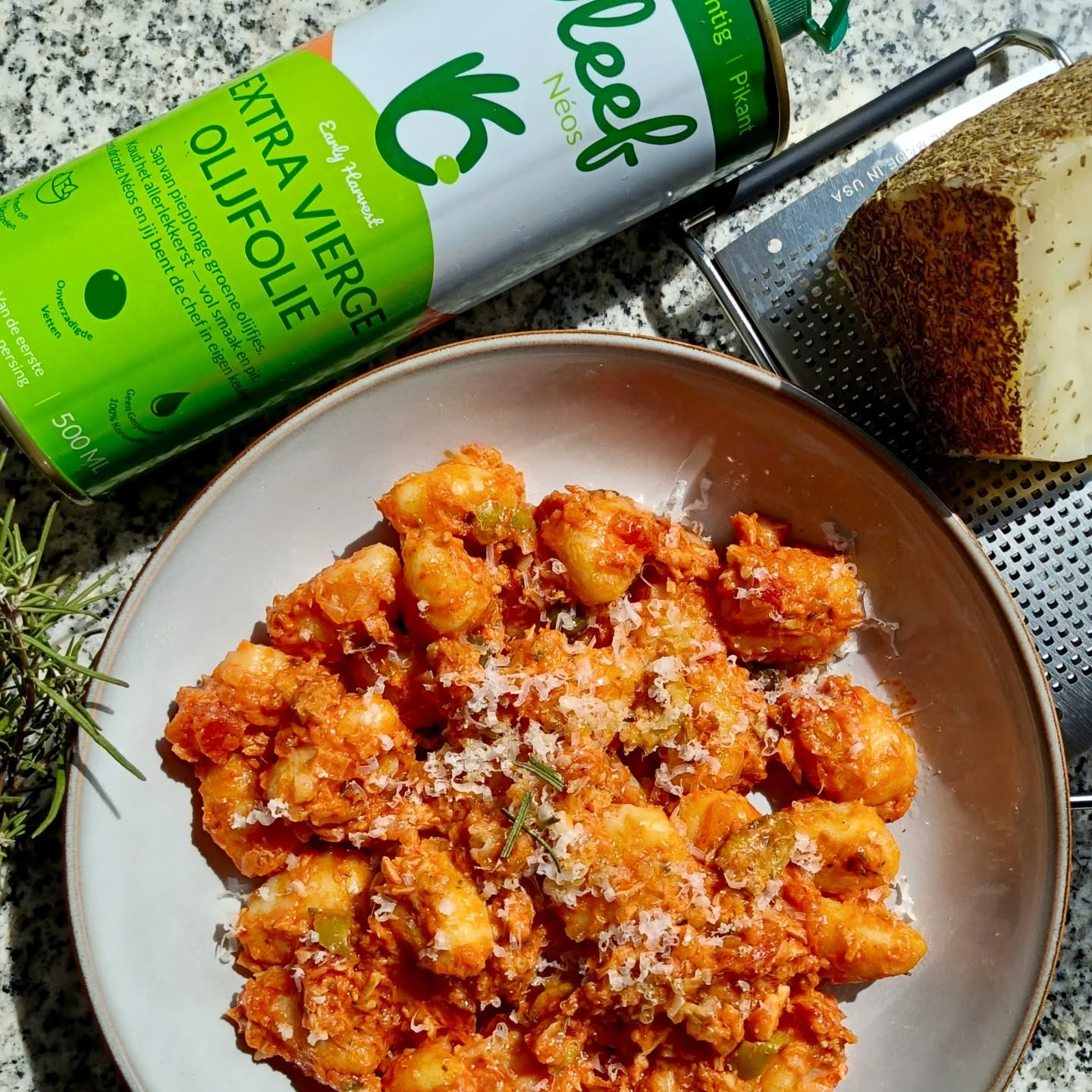 La dolce vita in één pan 🫒✨
De verse rozemarijn en tijm doen het zware werk. Onze olijfolie zorgt voor de finishing touch.
Romige tomatensaus, tonijn, verse kruiden en zachte gnocchi… afgemaakt met een drizzle Oleef Néos voor nét dat beetje pit 🌿
Voor 2 personen:
• 500 g gnocchi
• 380 g tomato frito
• 160 g tonijn uit blik
• 1 ui, gesnipperd
• 2 teentjes knoflook
• verse rozemarijn & tijm
• kappertjes & groene olijven
• snuf oregano & paprikapoeder
• lepel crème fraîche
• geraspte kaas
Zo maak je ’t:
Fruit ui en knoflook in Oleef Messara. Voeg rozemarijn en tijm toe, daarna de tomatensaus en tonijn. Breng op smaak met kruiden, kappertjes en olijven. Roer de crème fraîche erdoor en meng met de gnocchi. Aftoppen met kaas en een drizzle Oleef Néos 💚
#gnocchi #makkelijkrecept #doordeweekskoken #olijfolie #oleef pastalovers