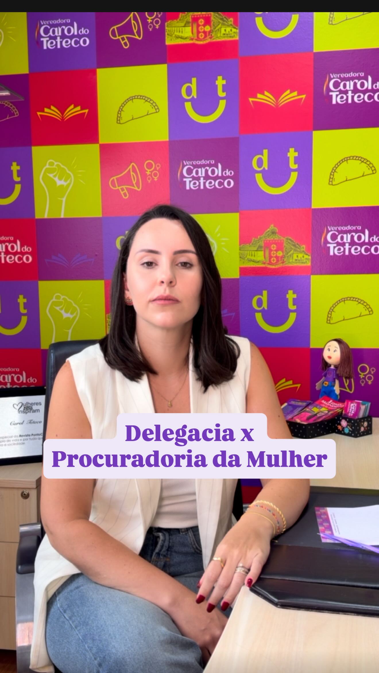 O Boletim de Ocorrência é a sua primeira arma, mas a gente sabe que ele não resolve tudo sozinho.
🛡️A realidade dói, mas precisa ser dita: registrar a queixa na delegacia é essencial, mas infelizmente não garante que o agressor saia de circulação na mesma hora. E o que acontece com essa mulher depois que ela volta pra casa?
A Procuradoria da Mulher de Contagem nasceu para ser o seu escudo quando a polícia sai de cena. Nós acolhemos, orientamos e cobramos para que toda a rede do município te dê a estrutura para recomeçar sem olhar para trás.
Uma instituição combate o agressor. A outra levanta a mulher.👇 Você sabe onde ficam esses dois lugares?
Comenta a palavra DEFESA agora! Vou enviar no seu direct os contatos de emergência da Polícia e da nossa Procuradoria. Salva e compartilha!