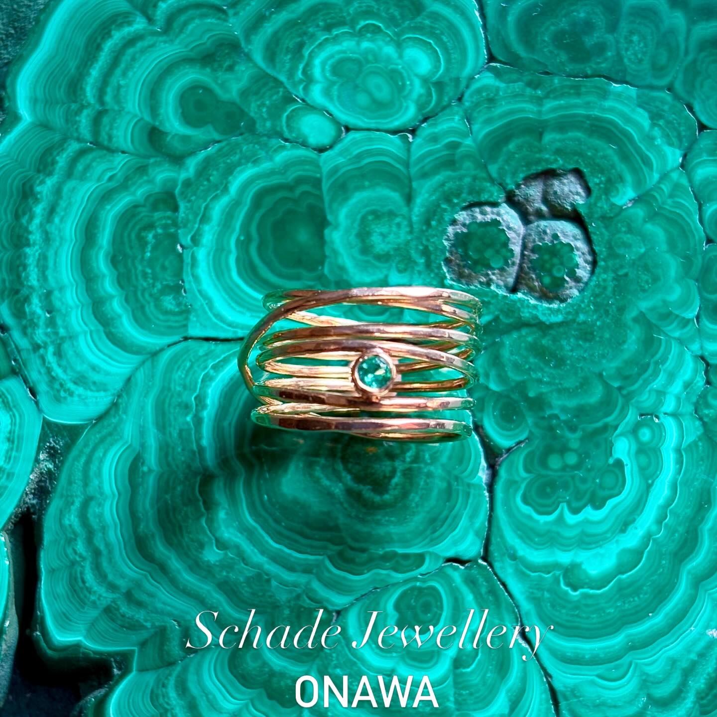 ✨L’émeraude, pierre des racines et du renouveau.
Elle évoque la nature vivante, la force tranquille, ce qui grandit en profondeur.
Un bijou pensé comme un talisman, à porter au plus près de soi✨