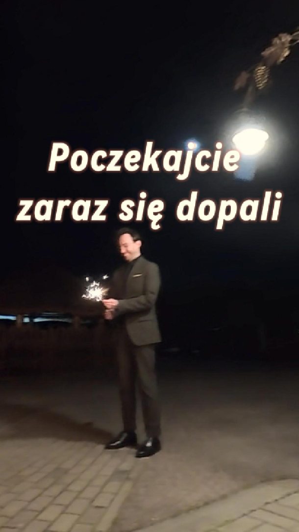 Po sesji z gośćmi i zimnymi ogniami został ostatni sprawiedliwy 🤣🤣🤣. Za długi był 🤣. A to wszystko w @zajazdranczolopuszka 😎💪.
#śmieszne #fotografjarosław #fotografjaroslaw #fotografprzemyśl #zimneognie