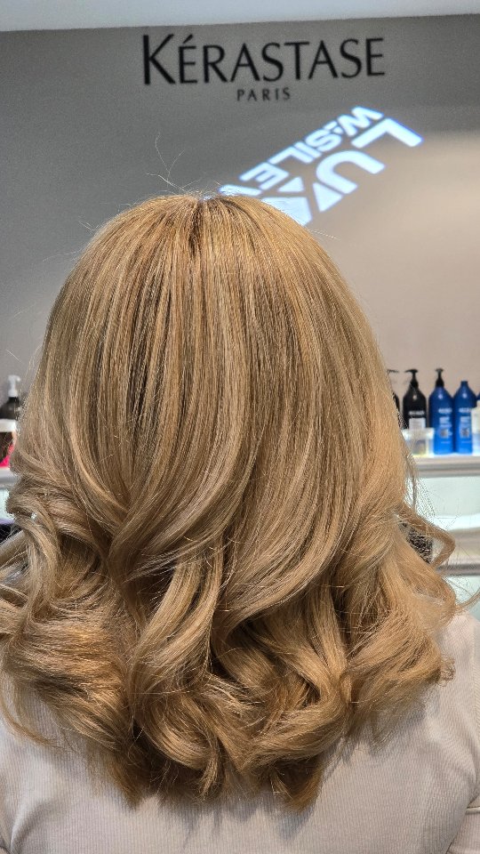 Today’s refresh for my lovely client ✨
She visits every 6 weeks to maintain her root colour, keeping a soft and consistent base at 7.13. To add dimension and brightness, we incorporate highlights every few appointmentsand today was the perfect day for it 🤍
We lifted the hair with fine highlights and toned them to a beautiful 9.13, creating a natural, blended lighter finish that works seamlessly with her base colour.
To complete the look, we went for a slightly shorter cut than usual, adding freshness and movement ✂️
Healthy, dimensional, and low-maintenance colour—exactly what we love 🙌
#balayage #highlights #dimensionalblonde #hairtransformation #londonhair healthyhair
