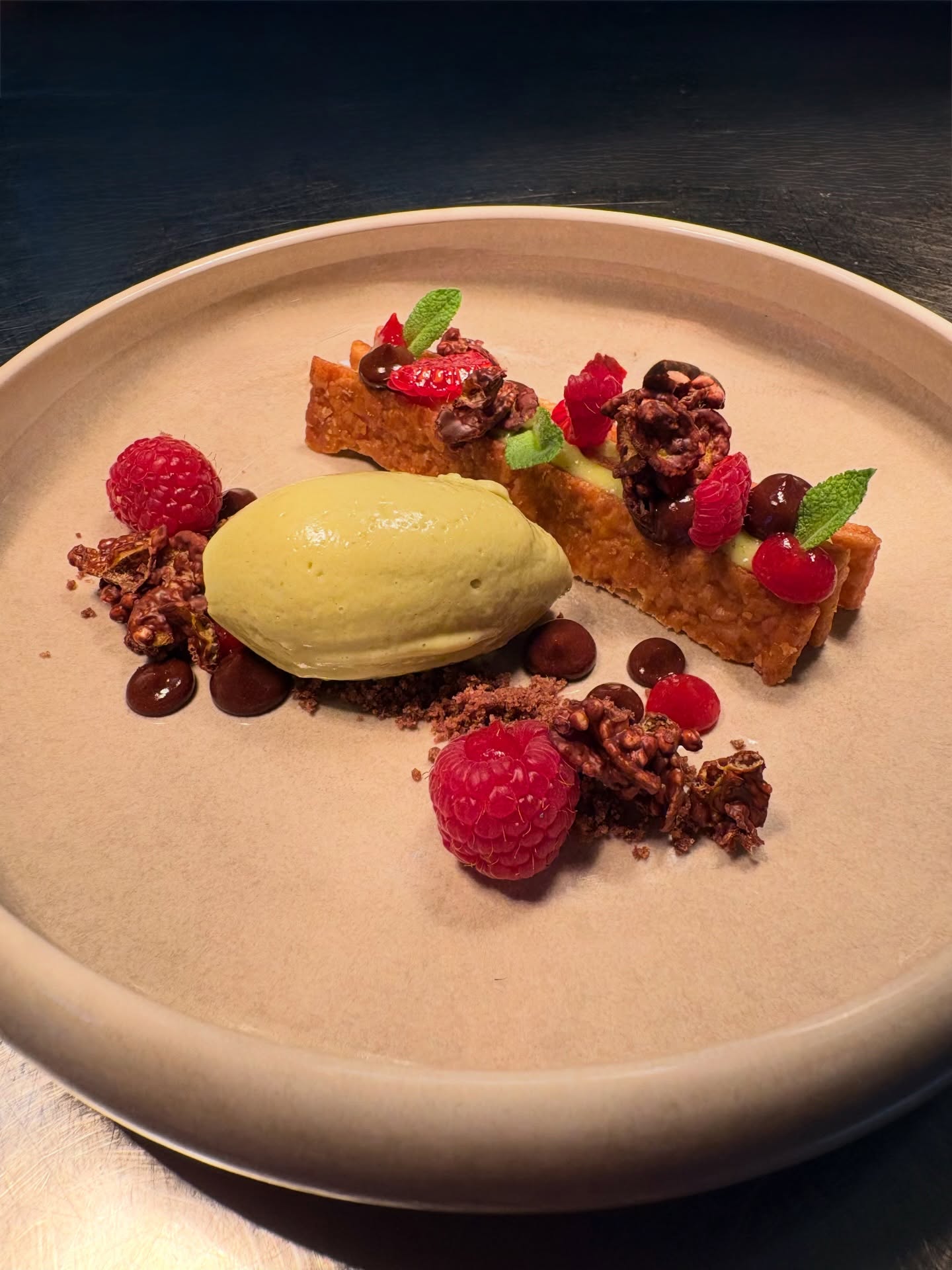 Pistazie. Schokolade. Himbeere.
Der süße Abschluss unseres neuen 8-Gang-Menüs. Ein Teil unseres Arrangements Schlemmen & Schlummern. ✨
#bestenheiderstuben #schlemmenundschlummern #dessert #wertheim #tauberfranken