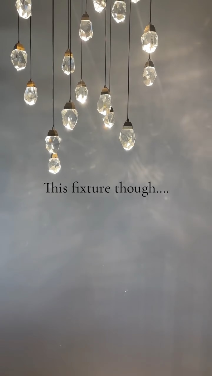 Daydreaming about this chandelier ✨✨
@cartwrightlighting
#custombuild #dreamhome #lighting #calgaryhomes #luxurybuilders