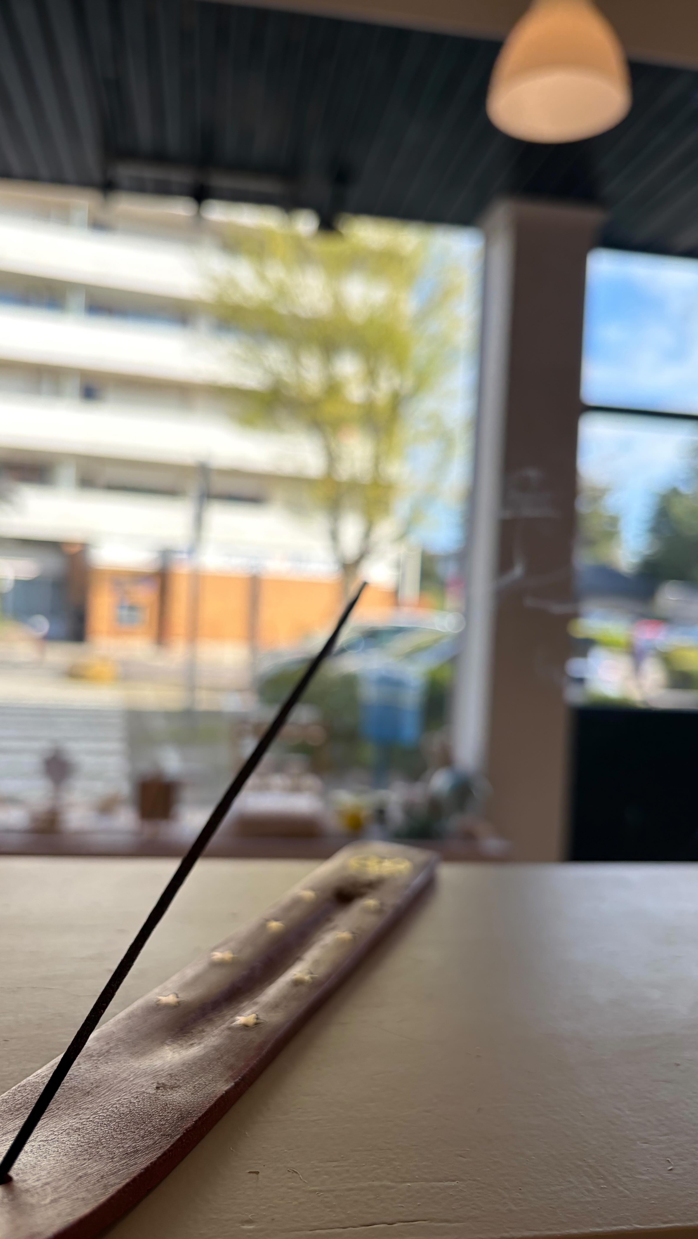 — HELLO, APRIL 🌻
Ce matin, je me sentais d’humeur à re harmoniser les énergies de la boutique, afin d’apporter fraîcheur, pureté et good vibes pour ce mois d’Avril qui commence aujourd’hui ! 😎☀️
Un bon coup d’aspirateur avec une poudre parfumée (en cours de test 👀), et un passage d’encens patchouli un peu partout.
On laisse entrer le soleil ce matin ! Je vous souhaite une superbe journée ✨
Ps : ici pas de poisson d’avril ahaha juste des bonnes ondes 🐟
@maisonbeja
#talange #bougies #artisanat #bijoux