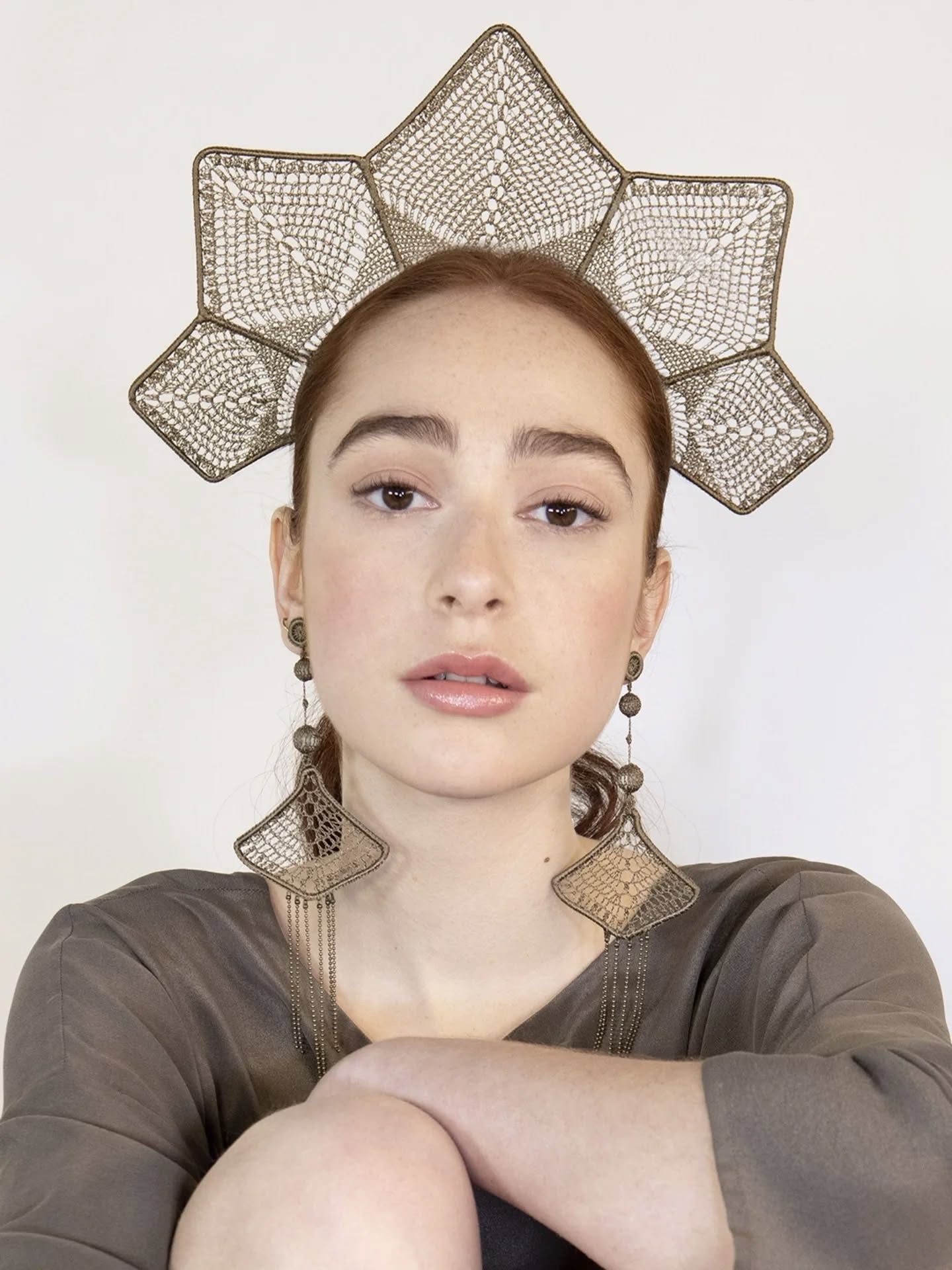 La arquitectura de la levedad.
El mayor reto del diseño contemporáneo es crear piezas de gran formato que impacten visualmente sin exigir un peaje al cuerpo.
Calíope es el ejemplo perfecto de hibridación: el punto exacto donde la tecnología sostiene a la técnica ancestral.
Bajo su piel textil, esconde un esqueleto impreso en 3D que la hace casi ingrávida, desafiando por completo su propio volumen. En su exterior, las horas de embarrilado y ganchillo de ultraprecisión le otorgan textura, forma y alma.
Una obra que demuestra que la espectacularidad no tiene por qué renunciar al confort.
Calíope es una pieza concebida exclusivamente por encargo (Made to Order). Toca la imagen para acceder al archivo de la pieza y descubrir sus tiempos de materialización.
💌 Si te fascina esta intersección, el trabajo artesanal y lo que se esconde detrás de las piezas que creo, en "Cartas desde el Taller" profundizaré sobre estos temas. Puedes unirte a mi correspondencia privada a través del enlace de mi perfil.
#wearableart #altaartesaniaespañola
#impresion3 #diseñocontemporáneo #luxurycraftmanship
FotografÍa: @esmeraldamartinphoto @atelier.aletheia
Fotografía:@tatizoom @fashiontherapyspain @patriciadiazesc @yulia_hair_style_