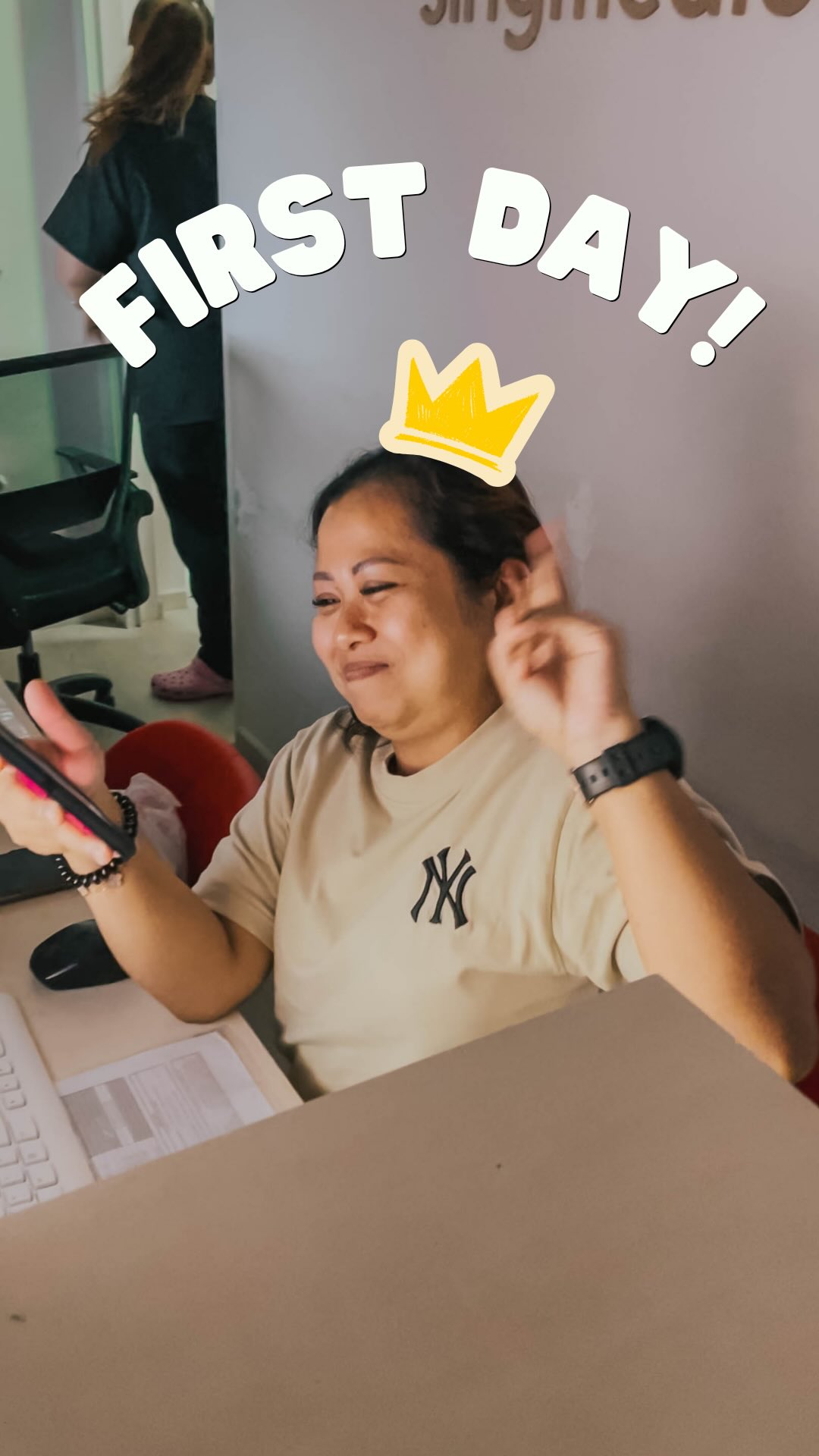 It’s Hariyati’s first day…
Safe to say she survived (we think)!
Welcome to the team, Hariyati 💛
And happy April Fools’ Day, everyone!!! 🎭✨
Your friendly neighbourhood jester,
Team SingMedical 🦁
#aprilfools #happyaprilfoolsday #prankvideo #singemedical #aprilfoolsday