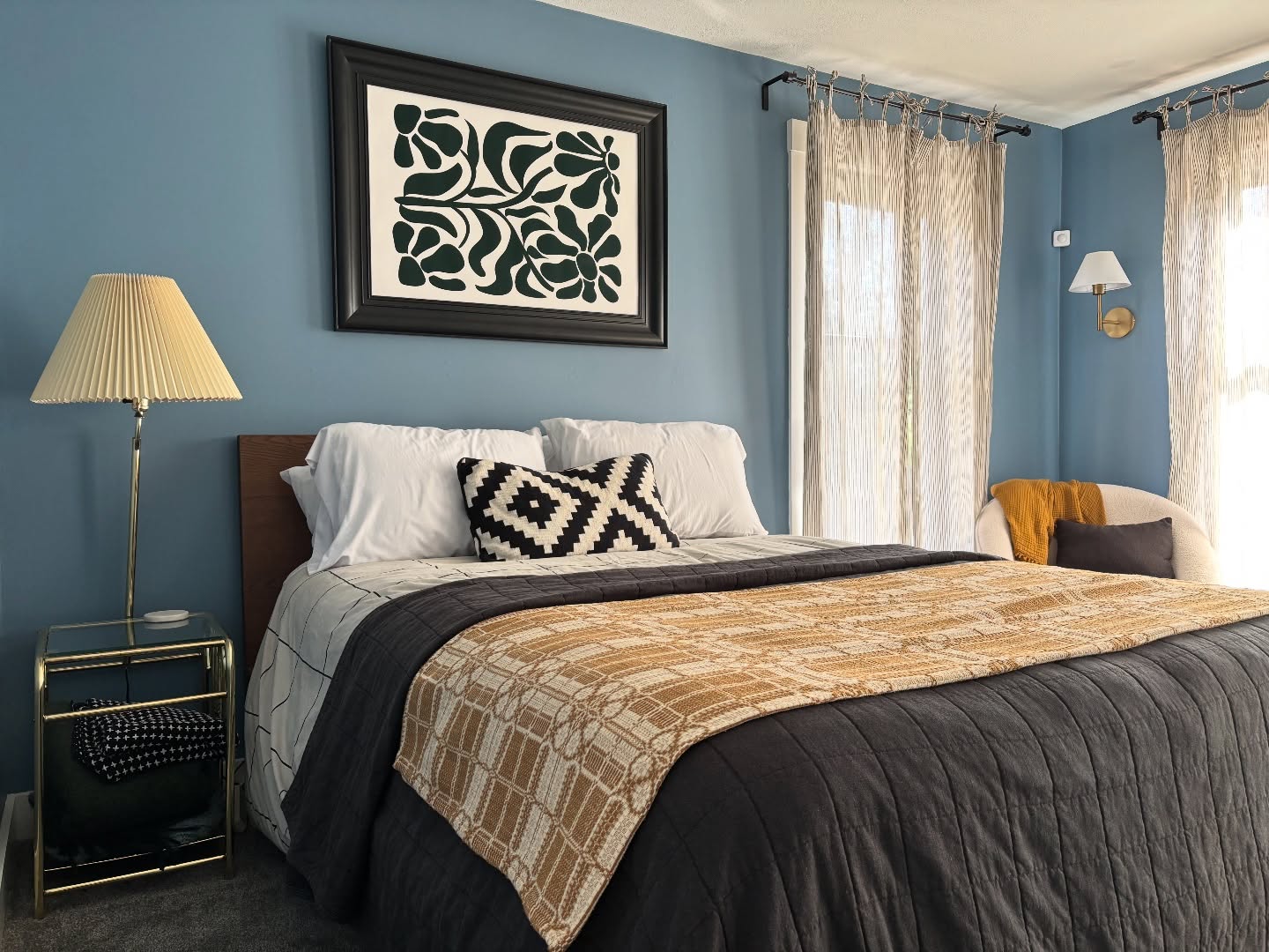 Guest Room stills 📸
Enjoy some stills of the space. Love it in here, especially on a sunny day ☀️
#hgtvhome #interiordesigntips #interiorforall #guestroom #bedroomstyle