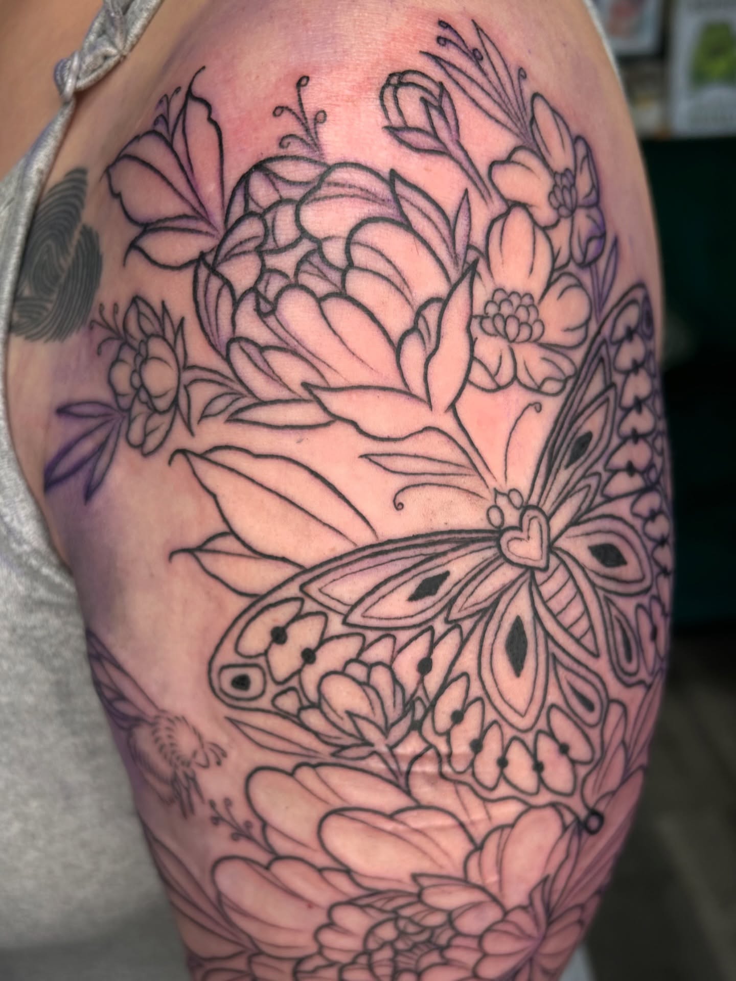 🖤 Some work in progress pics of @kell_bellx0 's arm! We already did a floral piece on the top of her forearm last year, so now we are full steam ahead getting all the rest laid out! We have some more to outline and then the shading 🖤
.
.
.
#floraltattoo #butterflytattoo #sleeveinprogress #pghtattooer #pittsburghtattooartist