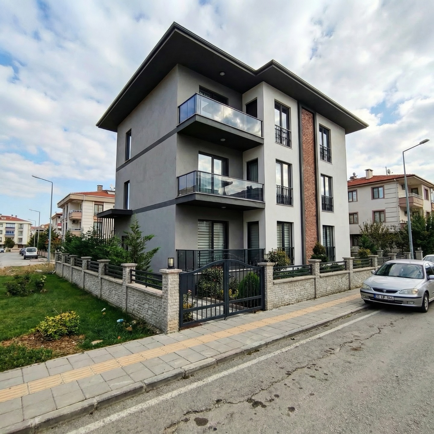 Tasarımı sadece estetik değil, maliyet dengesiyle ele alıyor; müşterilerimize alternatifler sunarak en doğru yatırımı yapmalarını sağlıyoruz.
#mimarlik #cephetasarımı #apartman #yapıruhsatı #onhamimarlık