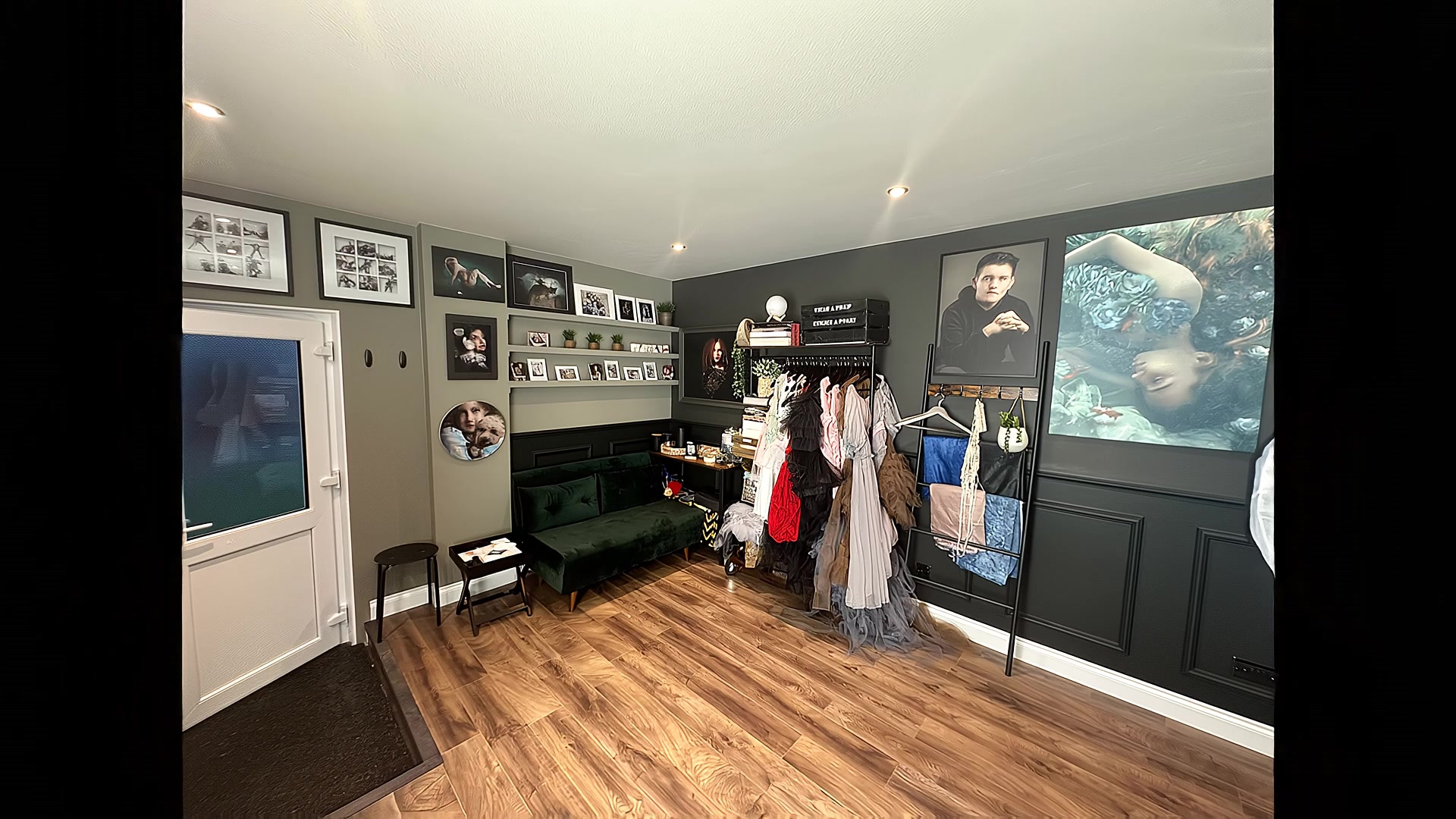 A little 360° look around the studio. 📷
This is where most of my sessions begin. Calm, simple, and set up so people can just relax and settle in before we start.
Different backdrops, studio lighting, props, dresses for maternity and children, and plenty of space to create a variety of looks in one place.
It might be a home studio, but once the camera comes out, it works exactly like a professional studio should. And sometimes Leo the dog will come and say hello too. 🐾