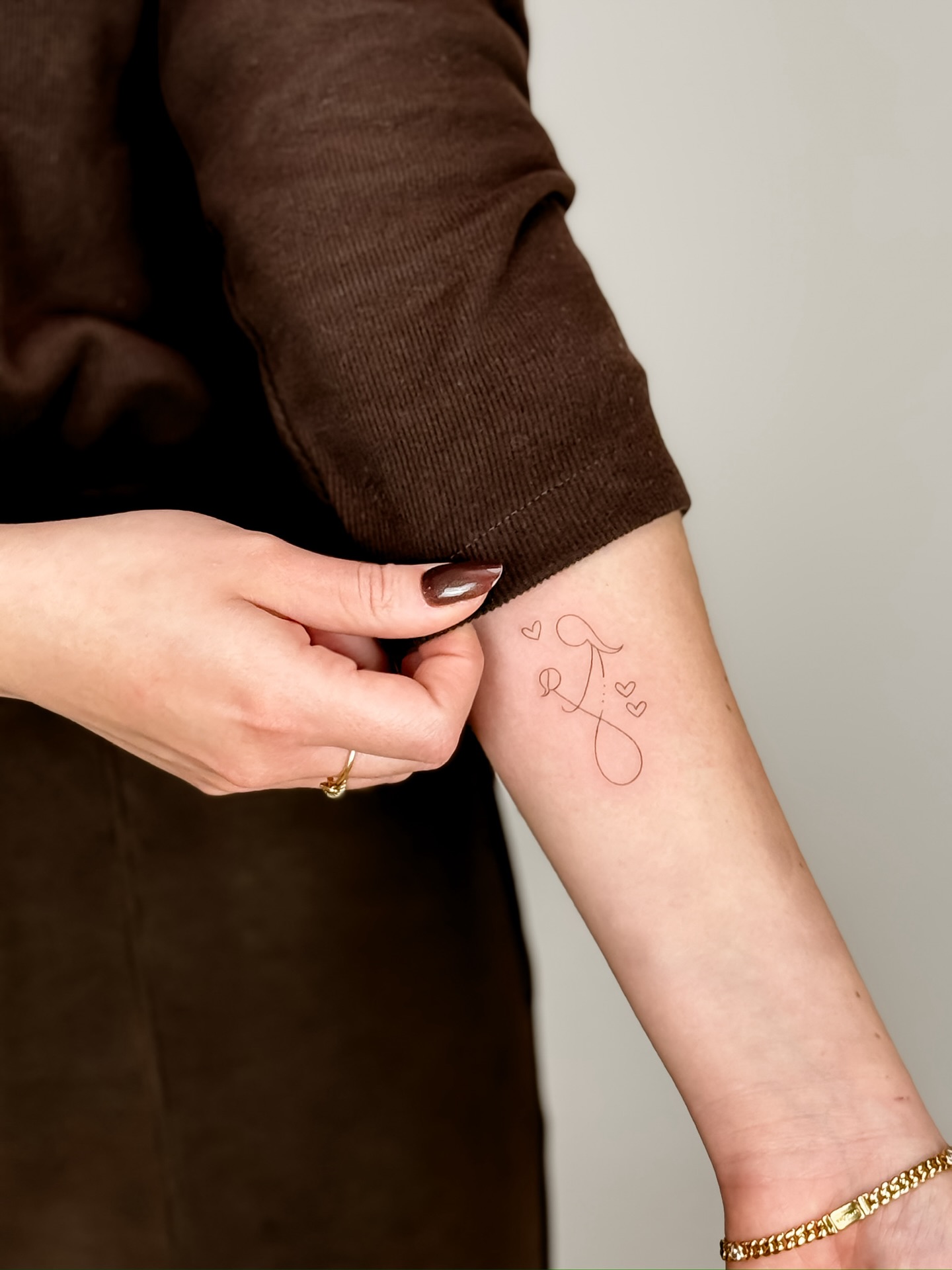 für immer verbunden ♡
mama & baby in einer Linie
Gestochen von @ink.by.leonie
#fineline #aarau #tattoo #finelineaarau