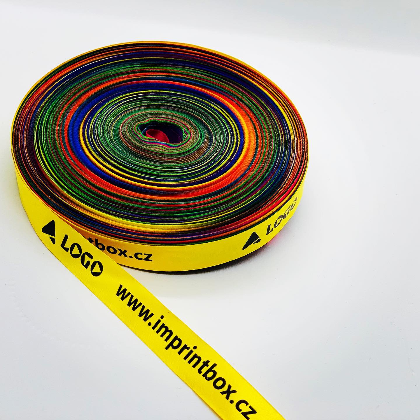 Stuhy s firemním logem nebo webovou adresou jsou ideální pro rychlou a elegantní personalizaci různých dárků nebo pro dárkové balení vlastních výrobků 🎗Řekněte to stuhou! 👍 #logo #reknitostuhou #dárky #darkovebaleni #firma #balenidarku #firemni #potisk #stuha #reklamnipredmety #baleni #obaly #ribbons #printedribbons #propagace