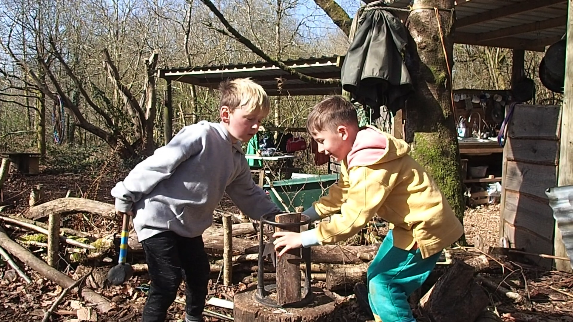 Preparing for fire lighting at Tree Pirates Holiday Club. Selecting, splitting and grading the firewood. Good work team! #kindling #woodchopping #teamwork #practicalskills #outdoorskills #forestschool #holidayclub #tooluse
