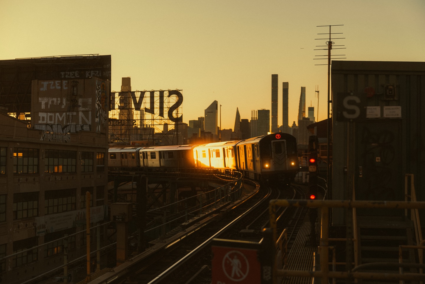 Golden hour in New York City - a digital & film series🎞️
Walking around with my camera during sunset was my favourite thing I did during my time in nyc🥹 every neighbourhood had a different view of how the sun hits, and it hits every time.
.
.
#newyorkcity #nyc #nycphotographer #nycstreetphotography #oldtonecollective