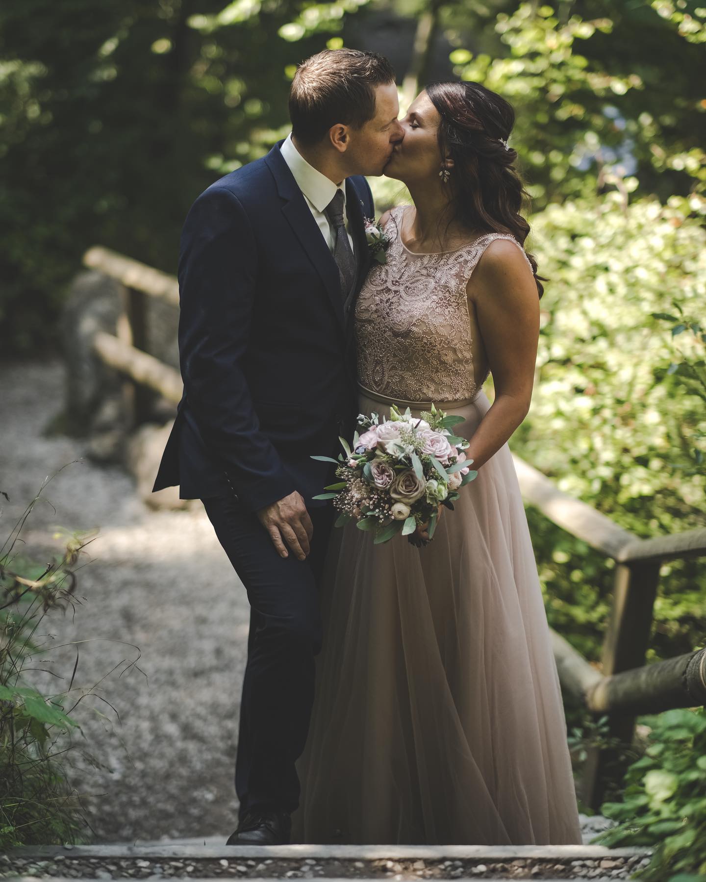 Wie erfrischend es ist, dass manche Bräute ein farbiges Kleid für ihre Standesamtliche Hochzeit auswählen.
Lieber weiss oder farbig?
👰 @samaguas
🤵 @swenthomet
💒 @blausee.ch
💄 @isabelle.hair.and.makeup
💐 @blumenwelt_taeuffelen
#minaartphotography #fujixt3 #wedding #hochzeit #hochzeitsfotografinbern #hochzeitsfotografie #brautstrauss
#blausee #zivilhochzeit #standesamthochzeit #coronahochzeit #bucketlist #xxäöä #standesamtblausee #standesamtkleid