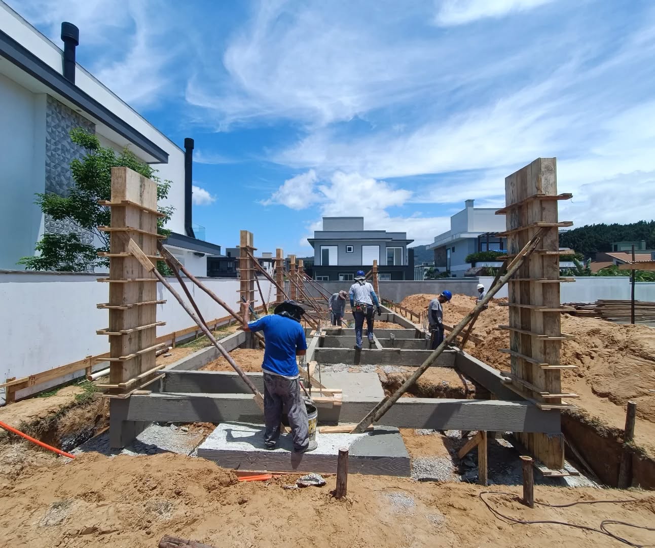 Casa Arvoredo | 2025
Cada projeto começa com uma base sólida. Nesta etapa, estamos executando a fundação com precisão técnica e materiais de alta qualidade, garantindo estabilidade, resistência e durabilidade a longo prazo.
.
Casa Arvoredo | 2025
Cada proyecto comienza desde una base sólida. En esta etapa estamos ejecutando la cimentación con precisión técnica y materiales de alta calidad, garantizando estabilidad, resistencia y durabilidad a largo plazo.
.
www.kubiko.com.br
#kubiko #florianopolis #investimento