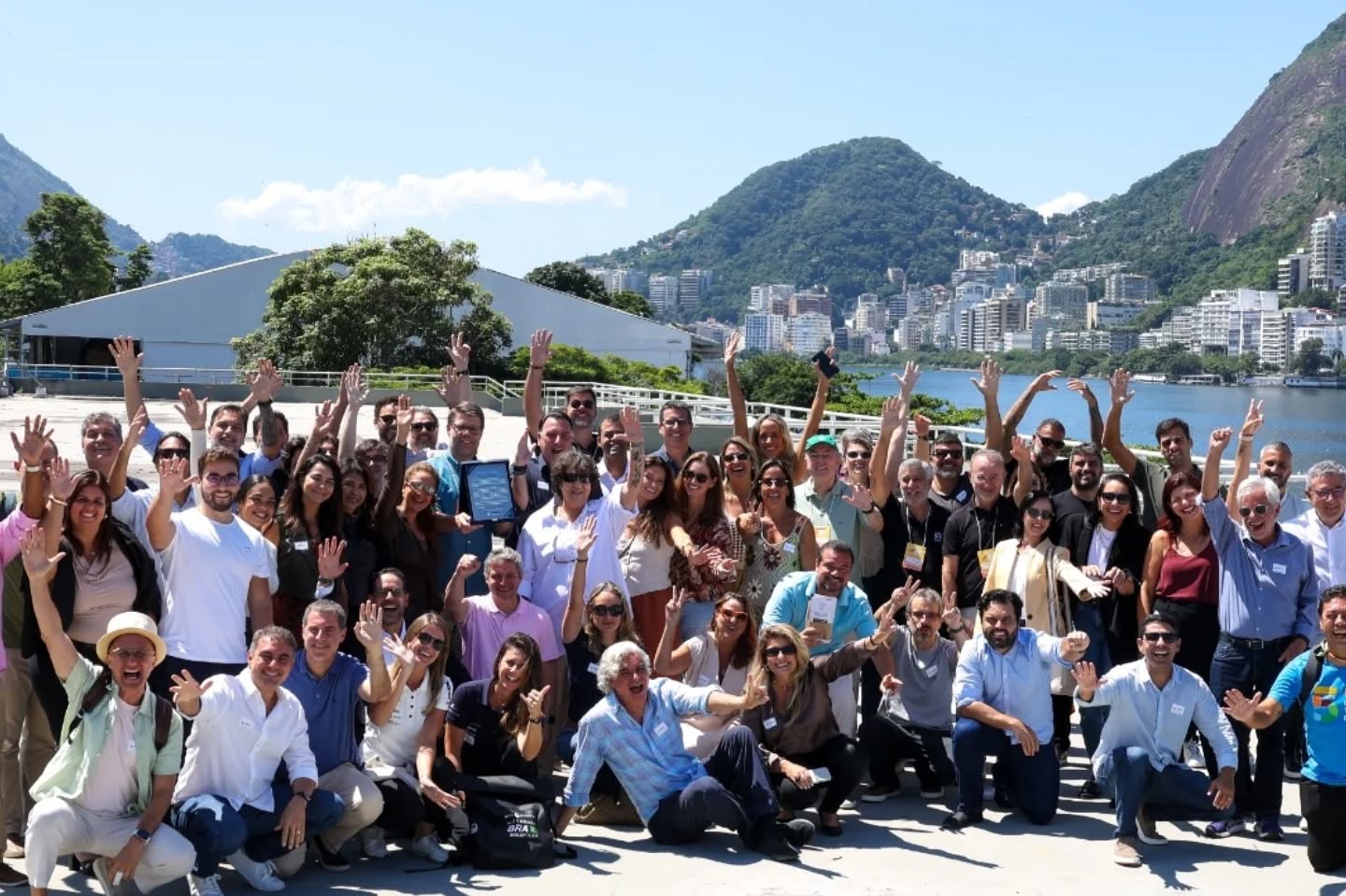 Nesta sexta, 27, realizamos o 34º Encontro da Rede de Associados da APRESENTA – ERA, dentro da programação da Expo Rio Turismo, no Lagoon, reunindo associados, autoridades e representantes do setor para uma agenda estratégica de debates e atualizações relevantes para o mercado de eventos e entretenimento.
O encontro teve início com a realização da Assembleia Geral Extraordinária (AGE) com destaque para a eleição de um novo mandato do Conselho de Administração da APRESENTA, reforçando o compromisso com a governança e a continuidade das ações da associação.
Na sequência, os participantes acompanharam uma apresentação sobre o SAIL GP 2026, conduzida por Mariana Britto, da IMM, uma atualização sobre a Reforma Tributária, apresentada pelo assessor jurídico Daniel Rocha Maia, da MZ Advogados.
Encerrando a programação, a APRESENTA prestou uma homenagem ao deputado estadual Gustavo Tutuca, em reconhecimento à sua destacada atuação em prol do turismo fluminense durante sua gestão à frente da Secretaria de Estado de Turismo, reforçando a importância da parceria entre o poder público e a iniciativa privada para o fortalecimento do setor.
A APRESENTA registra ainda seu agradecimento especial aos parceiros que contribuíram para o sucesso desta edição, com excelência na entrega e apoio à realização do encontro: Buffet Guanabara, RT Fotografia, Think We Do (receptivo), Office Total, NR Eventos e Base Drinks, Champanhe Búzios, NDI, SETUR, TurisRio, além de todos os associados que estiveram presentes e contribuíram para mais um encontro produtivo e fortalecedor para a rede.
#ApresentaRepresenta
#SomosApresenta
#Apresenta+Abrape