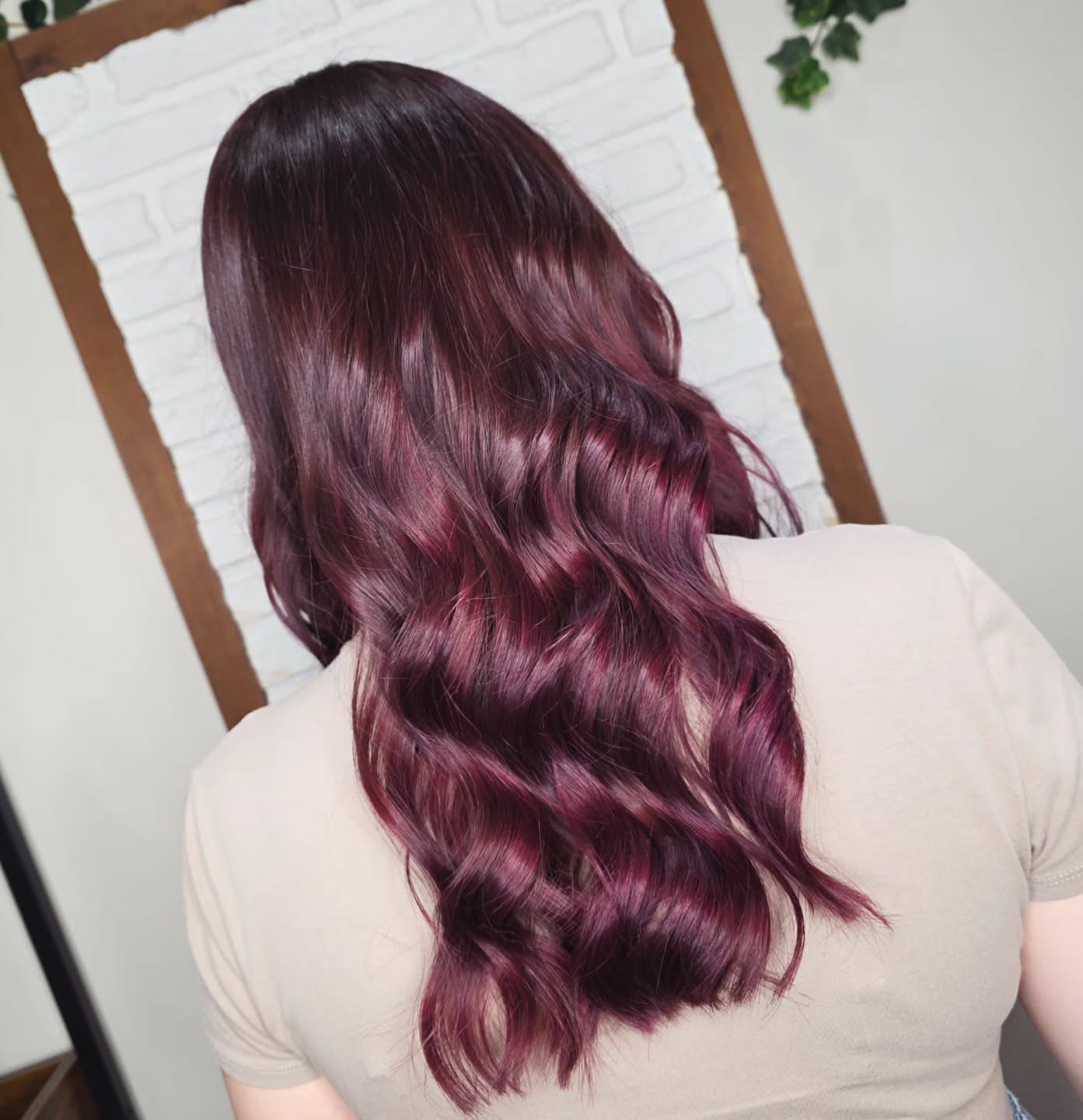 R I C H // R E S E T
When your balayage has had its moment… sometimes the move is to go deeper, glossier, and a little more decadent.
Hannah and her Stalker here had a proper sit-down chat about options, upkeep levels, and what kind of colour would feel like a change, whilst still being wearable for any occasion..
This demure, rich brunette with wine-toned reflects running through the mids and ends is exactly what she needed, + we’re obsessed!
Using Davines A Present Time, Hannah worked with two bespoke formulas, melting them throughout the hair, keeping things deeper at the root, and softly alternating through the lengths for that multi-tonal, light-catching finish you see before you!
And here’s the clever bit… A Present Time doesn’t just coat the hair, it actively helps to rebuild and rebond, improving the condition by up to 34% with each application.
So not only are we looking glossy…we’re getting stronger every time too!
Finished with a fresh trim to tidy and strengthen the ends, and a soft brushed-out wave to show off that movement and SHINE.
Curious about switching things up?
We offer complimentary 10–15 minute hair consultations for a no-pressure chit chat about your options, whether that’s colour, cut, or both 🖤
☎️ 01606 330 879
➡️ @hq_salons (follow the booking link in our bio and select the consultation service)
#CheshireHairSalon #NorthwichHairdressers #Davines #HairMusicMischief #ColourChange