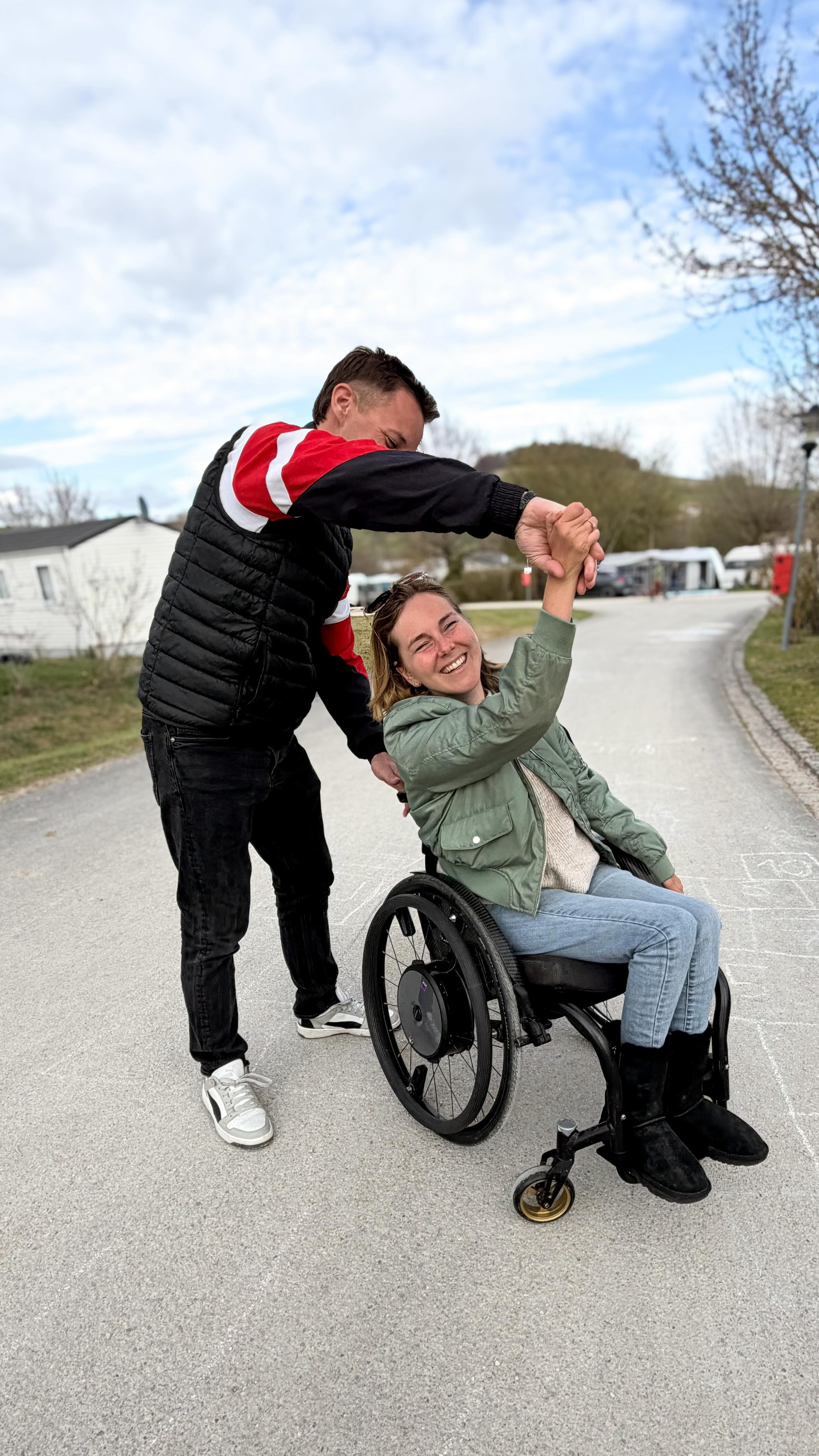 Deine Behinderung ist weder eine Last noch eine Schwäche in einer Beziehung! Im Gegenteil, sie ist ein perfekter Filter und hilft dir, die richtigen Menschen schneller zu erkennen und zeigt dir sofort, mit wem es sich lohnt, Zeit zu verbringen.
Eine Behinderung zu haben macht einen nicht wertloser, man ist genauso ein wunderbarer Mensch wie jeder andere! Du bist keine Last, wenn dich jemand liebt, bist du das Beste in seinen Augen, man liebt einander mit all den “Fehlern” und Unvollkommenheiten.
Beide Partner bringen immer wunderbare und wertvolle Dinge in eine Beziehung ein! Und es ist ganz normal, dass jeder Mensch seine Ecken und Kanten hat, behindert oder nicht, klein oder groß, faul oder nur Unterwegs, unordentlich oder staubsaugsüchtig usw. 🤭🤍
B! Svenja sitzt im Rollstuhl und tanzt mit ihrem Mann.
Text in Bild:
Beziehungen zwischen Personen mit und ohne Behinderung
Sind nicht einseitig.
Mein Mann ist kein Held.
Ich bin keine Last und meine Behinderung ist, keine Schwäche.
Ich muss mich nicht glücklich zu schätzen, dass ich ihn habe.
Wir sind glücklich, dass wir uns gegenseitig haben
Ich bin nicht von ihm abhängig, wir unterstützen uns gegenseitig und sind von einander abhängig