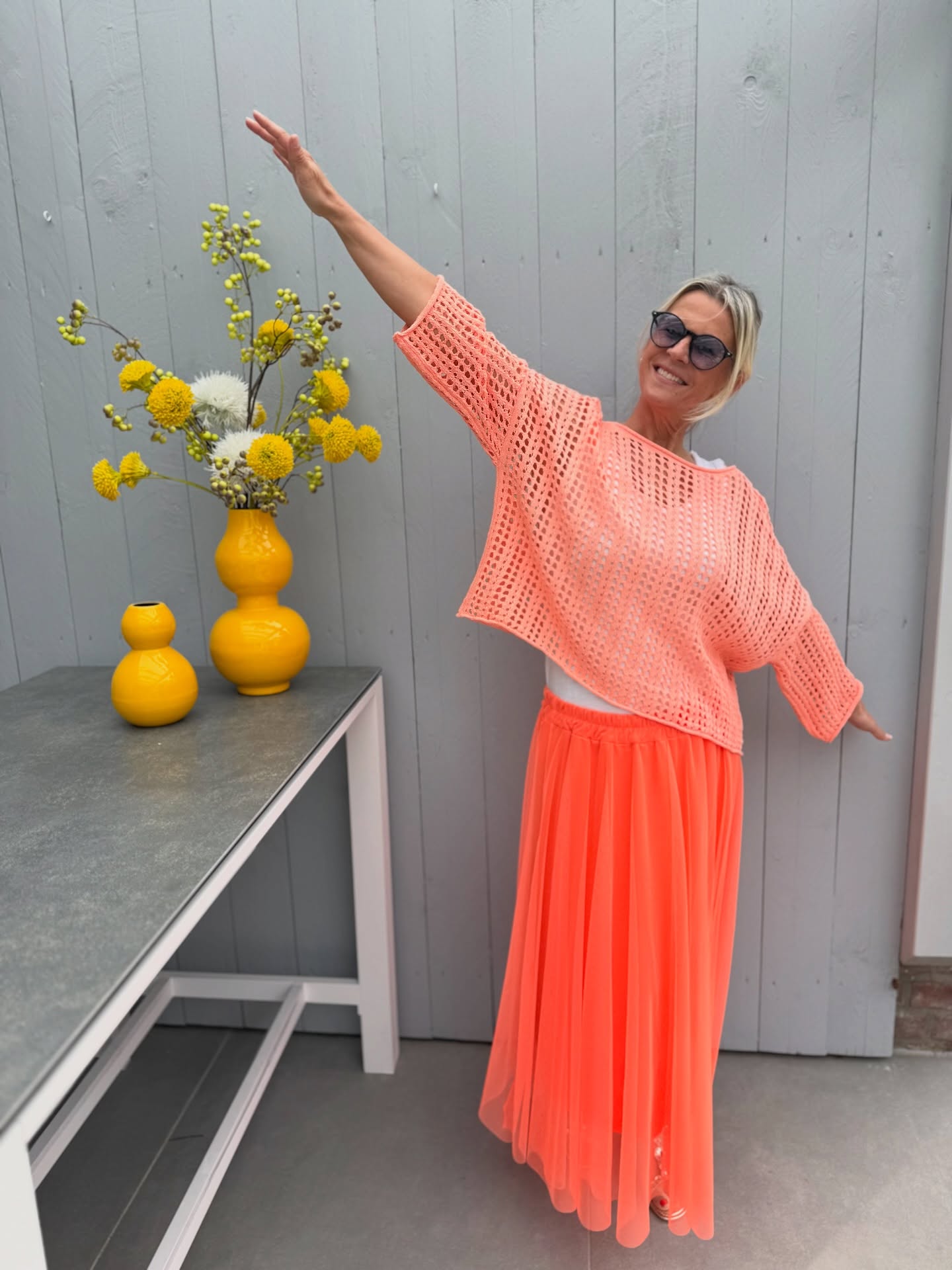 Frauke ist völlig ausgeflippt… und wir verstehen warum 😍
Als diese Kombination bei uns ankam, war sofort klar:
👉 Das wird ein absoluter Lieblingslook!
Der luftige, fließende Rock in strahlendem Coral sorgt für diesen besonderen Hingucker-Moment ✨
Und der locker gestrickte Pullover macht den Look einfach entspannt, modern und super tragbar.
💡 Perfekt für:
– Sommerabende
– Urlaub
– Events
– oder einfach, wenn du dich besonders fühlen willst
Ein Outfit, das auffällt – aber trotzdem easy wirkt 🧡
Wir sind gespannt:
👉 Würdet ihr es genauso lieben wie wir?
➡️ Jetzt entdecken – Link in Bio
#fashionboxx #damenmode #sommeroutfit #lookoftheday #outfitideen #styleinspiration #fashionlover #sommermode #trendstyle #ootdfashion #instastyle #modeblogger #summeroutfit #fashioninspo #musthave