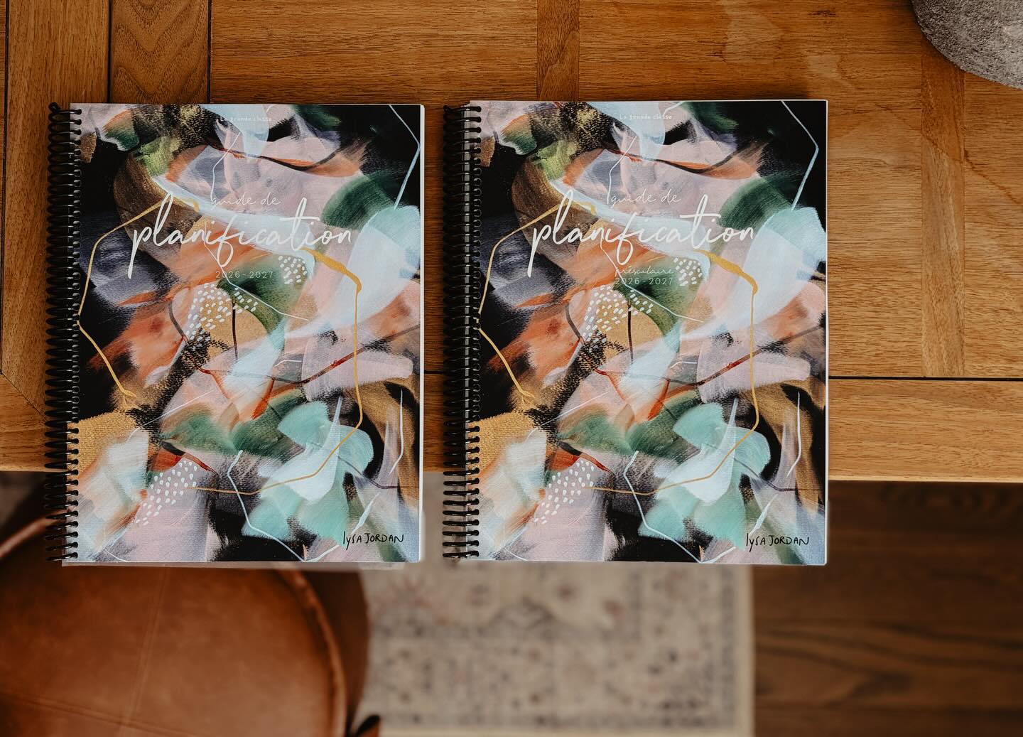 ✨ LANCEMENT + CONCOURS 🎈
Mon guide de planification 2026-2027 est maintenant en prévente!
Encore cette année, la magnifique couverture est signée par l’artiste peintre @lysajordan_ !
Un outil pensé pour accompagner les enseignantes et les professionnels de l’éducation dans leur organisation tout au long de l’année scolaire. Nous avons conservé le format épuré que plusieurs apprécient!
🗓 Prévente en cours
📦 Livraison prévue : fin mai
🚚 Livraison : 9$ au Québec
💌 Livraison gratuite avec achat de 140$ et +
🚗 Cueillette gratuite à la boutique @lepetitcocon de St-jean-sur-Richelieu
⸻
🎁 CONCOURS – guide de planification à gagner!
Pour participer :
1. Aime cette publication ❤️
2. Commente : modèle général ou préscolaire 💭
3. Identifie une collègue qui en aurait besoin ✨
Gagnante : Andreanne Blouin 🎈
✨ Bonus : partage en story pour une chance supplémentaire!
Réserve ton guide ici : grandeclasse.com ❤️
#planificateur #guidedeplanification #enseigner #agenda #planification