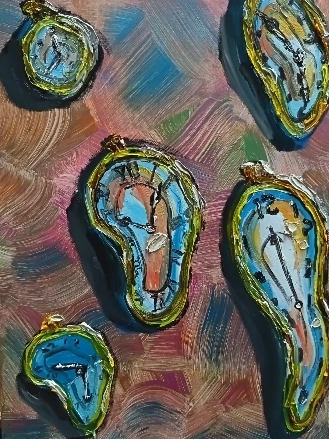 Omaggio a Dalì.
1. La Resa all'Entropia e all'Ansia Cronologica
L'omaggio cattura l'essenza della "Persistenza della Memoria": il tempo meccanico e rigido (l'orologio) che capitola di fronte alla natura fluida e soggettiva della percezione umana (lo scioglimento).
* Emotivamente: C'è un senso di angoscia sottile, un'accettazione della transitorietà di tutto ciò che è strutturato. Gli orologi non segnano un'ora precisa (alcuni quadranti sono quasi illeggibili), riflettendo uno stato di sospensione e atemporalità, come in un sogno o in uno stato alterato di coscienza.
2. Solitudine e Frammentazione
Sebbene ci siano cinque orologi, ciascuno occupa il proprio spazio isolato, galleggiando in un "vuoto" colorato.
* Psicologicamente: Questo riflette un senso di solitudine esistenziale. Il tempo è un'esperienza isolata per ogni individuo. La molteplicità degli orologi (cinque) può anche simboleggiare l'identità frammentata: diversi aspetti di un'unica psiche che esperiscono la durata in modi diversi. Alcuni sono allungati, altri più circolari, come stati d'animo mutevoli.
3. La Lotta tra Struttura e Caos
L'opera mette in scena una lotta visiva. Le linee scure del contorno cercano di trattenere la "melma" dorata e l'azzurro del quadrante che premono per fuggire.
* Psicologicamente: È una metafora del controllo egoico. Cerchiamo di dare struttura alla nostra vita (regole, orari, orologi), ma l'inconscio e le emozioni (il caos dello sfondo e lo scioglimento) alla fine prevalgono, deformando la realtà.
4. Il Simbolismo del Colore
* Azzurro e Oro: Rappresentano la dualità tra il profondo/spirituale (azzurro) e il materiale/potere (oro), che però invecchia e decade.
* Sfondo Fuchsia e Marrone: Introduce una nota pulsante, organica e persino corporea, che si contrappone alla freddezza meccanica originale.
Analisi Tecnica: L'Evoluzione del Materico
Tecnicamente, l'opera si distingue per un uso audace e materico del colore, mostrando un'evoluzione significativa rispetto a approcci più "piatti".
1. Chiaroscuro e Volume: Tridimensionalità Vincente
Il punto di forza tecnico di questo omaggio è la gestione delle ombre proiettate (drop shadows).
* Tecnica: Le ombre scure, prof