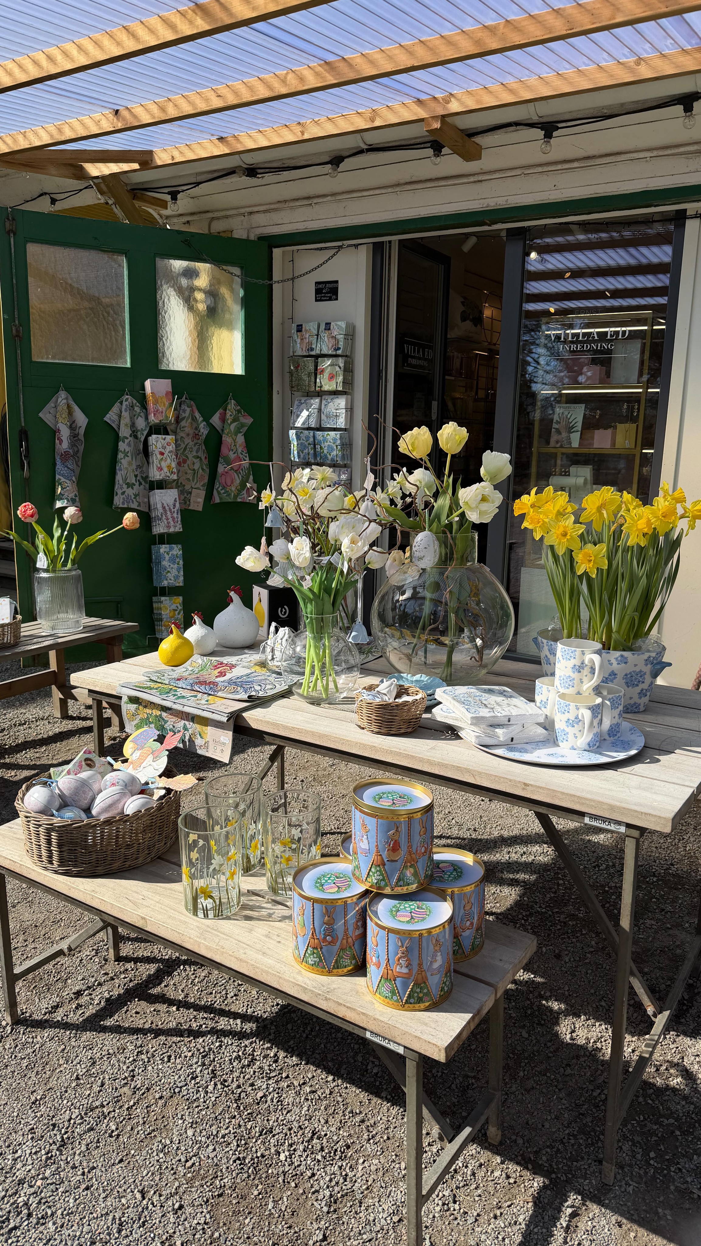 En solig vårdag på villan ☀️ Påsken är runt hörnet och vi njuter av varje stund 🐣
Hos oss hittar du påskpyntet, den perfekta gå-bort-presenten och något fint att bära i helgen.
Eller så unnar du dig lite skönhet, omtanke eller något riktigt gott i caféet ☕️💆🏼♀️🐥
Öppettider under påsk:
Skärtorsdagen 11-16
Långfredagen stängt
Påskafton 11-16
Påskdagen 11-16
Annandag påsk stängt
Vi på Villa Ed
Inredningsbutik @villaedinredning
Klädbutik @villaed_by_glozzy
Café & Bistro @cafevillaed
Frisörer @villaed.frisorerna
Injektionsbehandlare @beautylin.se
Kroppsvård & Massage @lindaholtzkroppsvard
Inemotion Psykologi @inemotionpsykologi
Keramik @lerkallan
Skulpturskogen Villa Ed