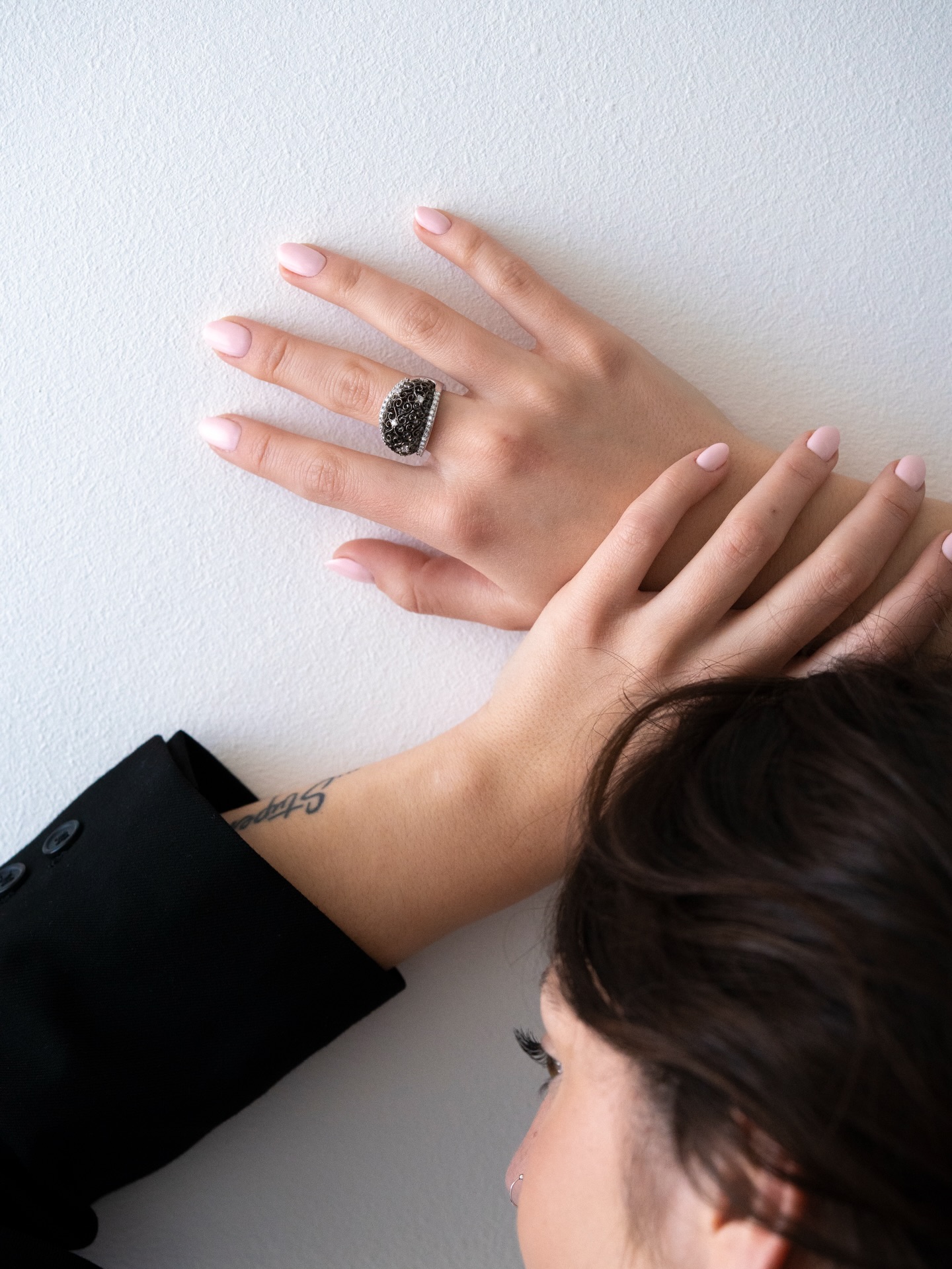 Geometrie d’ombra , bagliori di luce.✨
Un’architettura in oro bianco 18 kt e smalto nero che sfida la gravità per farsi puro ornamento. L’arte del dettaglio portata all’eccesso .
📲Tocca il link WhatsApp per prenotare un appuntamento
https://wa.me/393938156417
Geometry of shadow, flashes of light. ✨
An architecture in 18 kt white gold and black enamel that defies gravity to become pure ornament. The art of detail taken to the extreme.
📲Tap the WhatsApp link to book an appointment
https://wa.me/393938156417