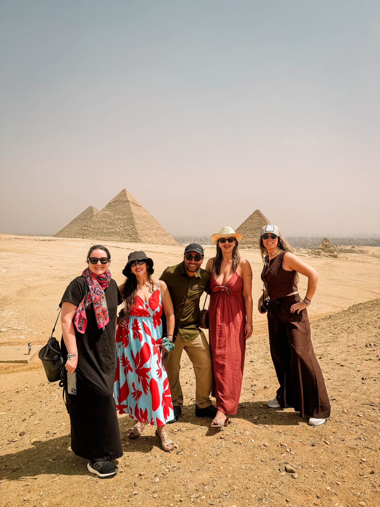 Viajar hoy a Egipto y Jordania genera una pregunta inevitable:
¿qué tan seguro es?
La respuesta más honesta es esta:
depende de cómo viajes.
Mientras lees esto, un grupo de Salvaje Travel está recorriendo templos, navegando el Nilo y cruzando el desierto.
No es contenido de archivo. Está pasando ahora.
La diferencia no está en ignorar el contexto…
Está en entenderlo mejor que el resto.
Por eso:
- Trabajamos con equipos locales en terreno
- Monitoreamos la situación en tiempo real
- Ajustamos rutas cuando es necesario
- Y operamos solo donde existen condiciones seguras
No vendemos destinos.
Diseñamos decisiones bien tomadas.
Porque viajar bien no es no tener dudas…
es saber con quién resolverlas.