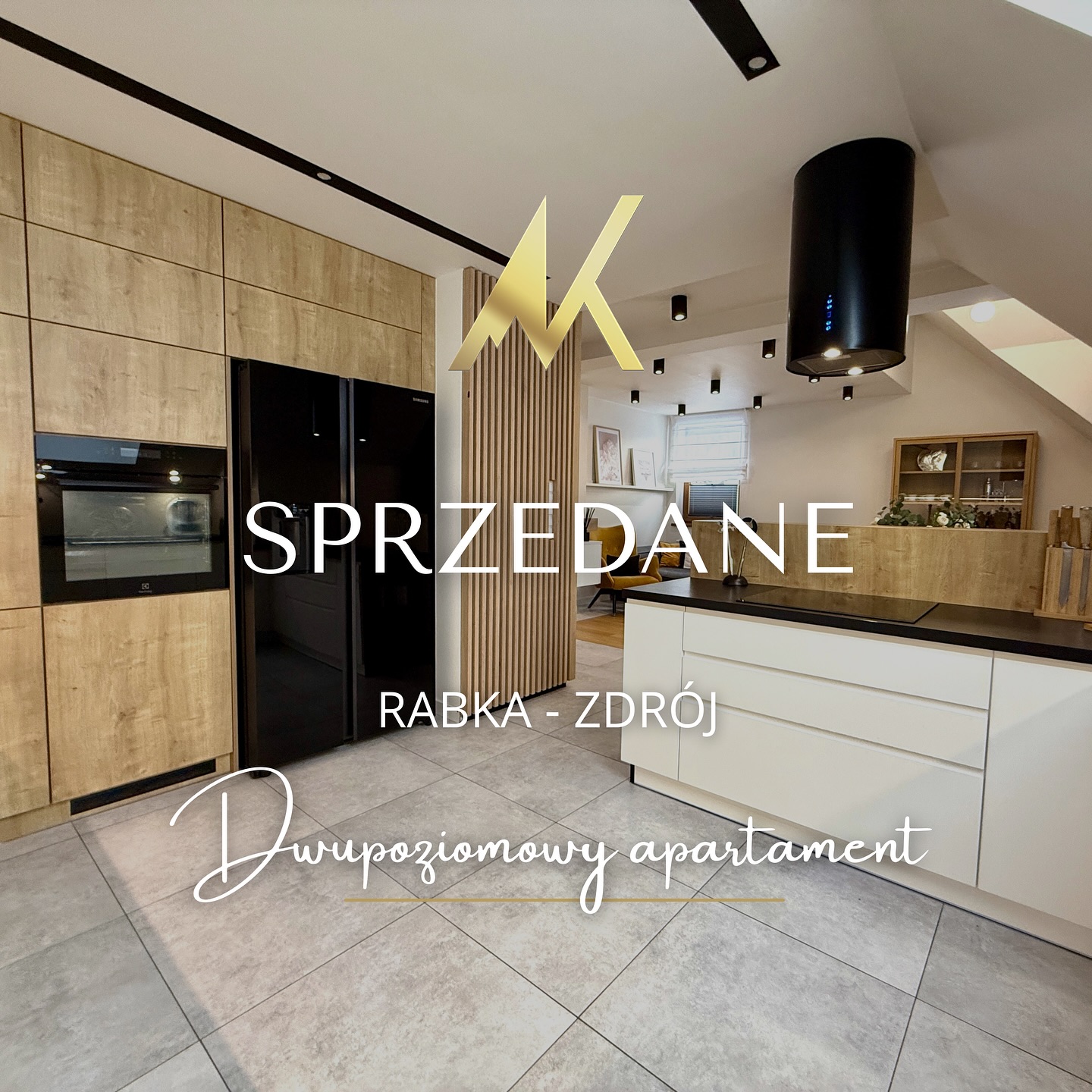 Z ogromną radością dzielę się kolejną wyjątkową sprzedażą 🍾🥂✨
Dwupoziomowy, w pełni wyposażony apartament w sercu Rabki-Zdrój, tuż przy Parku Zdrojowym – znalazł swojego nowego właściciela 🏡
To była dla mnie szczególna transakcja. Sprzedającymi byli moi stali klienci – wspaniałe małżeństwo, z którym zbudowałam nie tylko relację zawodową, ale i prawdziwą sympatię 🤍 To właśnie tacy ludzie przyciągają kolejne dobre historie…
Nowym właścicielem został młody, niezwykle sympatyczny człowiek, który po latach pracy za granicą postanowił stworzyć swoje miejsce właśnie tutaj – blisko gór, natury i z doskonałym dostępem do Zakopane ⛰️
Uwielbiam momenty, kiedy nieruchomość trafia dokładnie tam, gdzie powinna – do ludzi, którzy naprawdę będą w niej szczęśliwi 🎯✨
Trzymam kciuki za nowe, piękne etapy – zarówno dla sprzedających, jak i kupującego 🤍
Takie historie przypominają mi, dlaczego kocham to, co robię.
_____________
📍Mszana Dolna, ul. Starowiejska 4C
☎️ tel. 798 370 312
📩 anna@apexkoncept.pl
📲 apexkoncept.pl
#nieruchomości #sprzedaż #RabkaZdrój #góry #nowypoczątek #realestate #mieszkanienasprzedaz