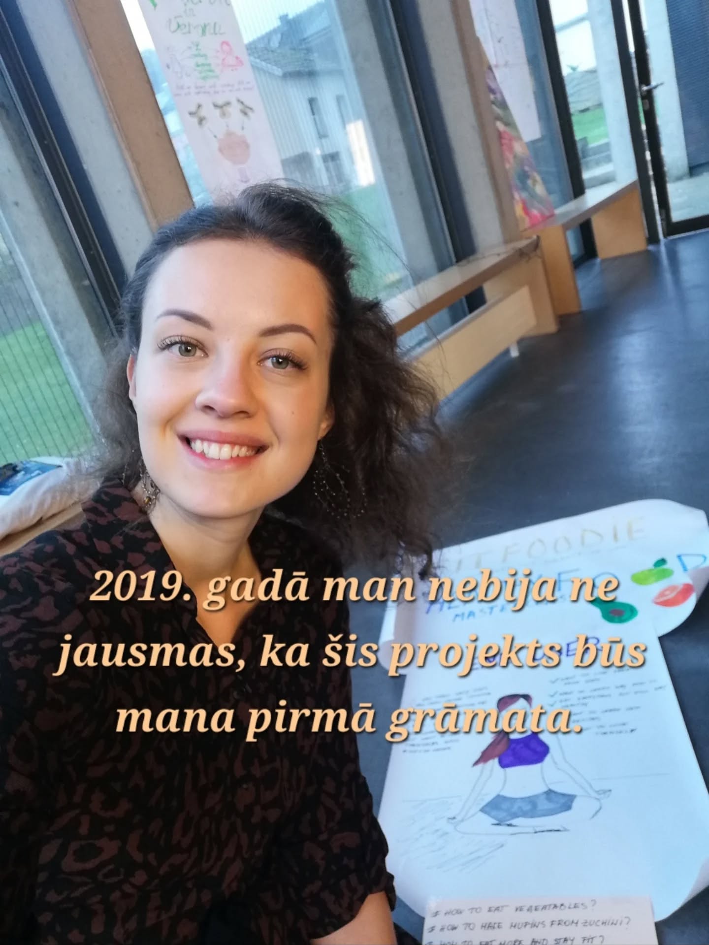 Reiz, pirms septiņiem gadiem...
Pirmkārt, kur skrien laiks?
Otrkārt, ja kāds tai 26 gadus jaunajai meitenei teiktu, ka viņa rakstīs grāmatas, man šķiet viņa neticētu.
Jā, lūdzu, novērtējiet manu augsto mākslu plakātā. 😁
Ak, un jā, šī grāmata vēl ir pieejama mājaslapā 🫶🏻
Kas Tavā dzīvē noticis tāds, par ko pat nebiji domājusi
#piezīmes