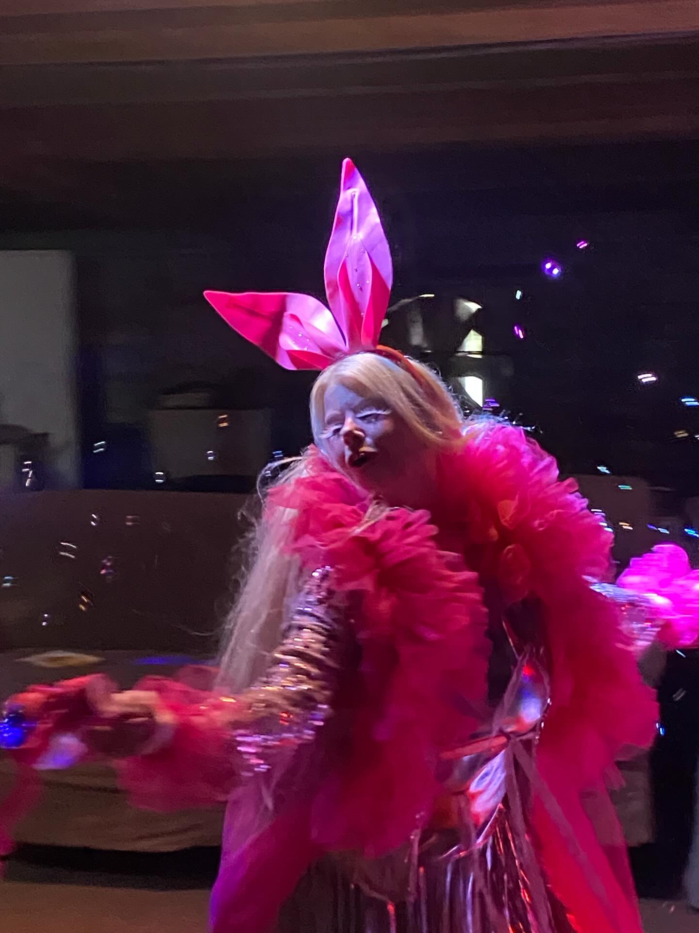 Oh hello! 🫧🐇
Just wanted to give @melaniedeegan a huge shout out for this photo she took at the @hatch_somerset dress rehearsal of The After Party show. Absolutely love this capture.
And she’s stage managed the show brilliantly too 💖 Thanks Mel. 💖🫧👏
#moments #theafterparty #hatchsomerset #bunny #performanceart
@thelostskylark