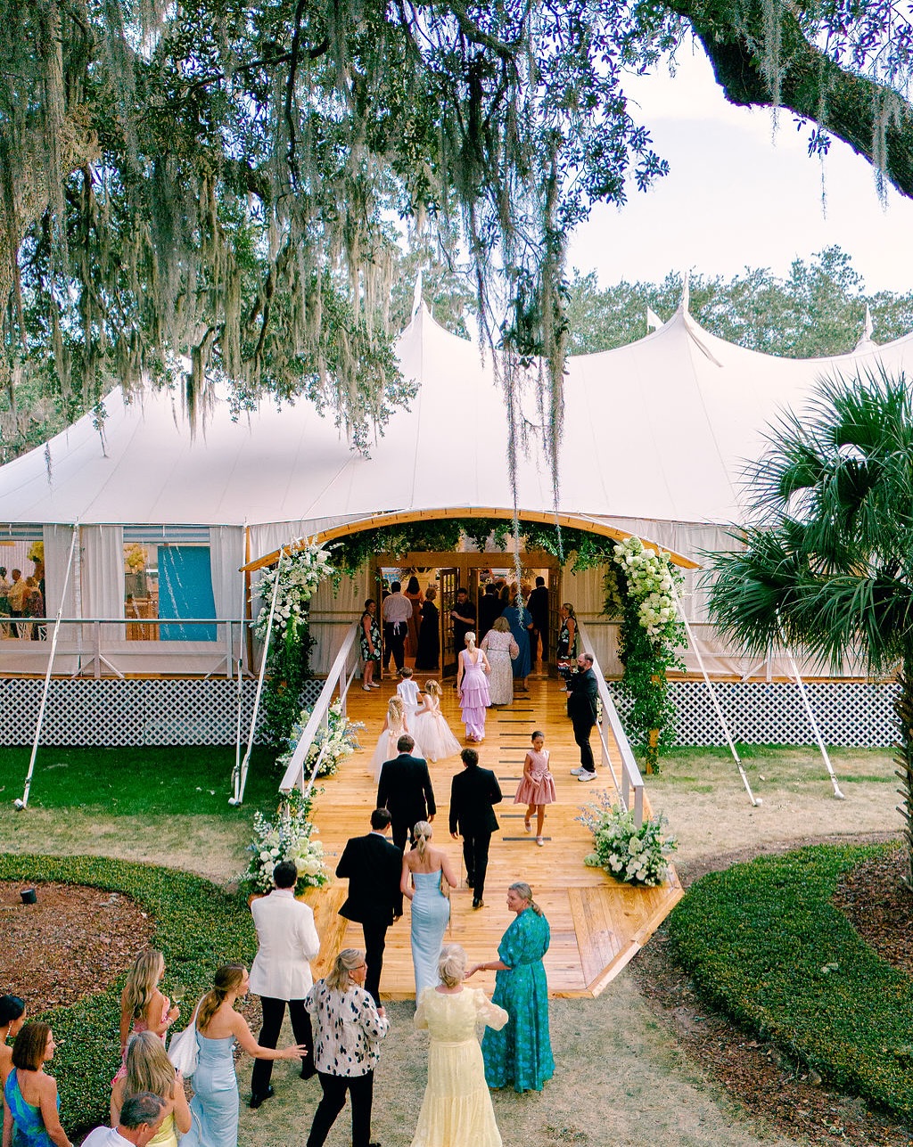 We can still feel the excitement of welcoming guests into this beautiful reception in Palmetto Bluff!
.
📸 @clayaustin
