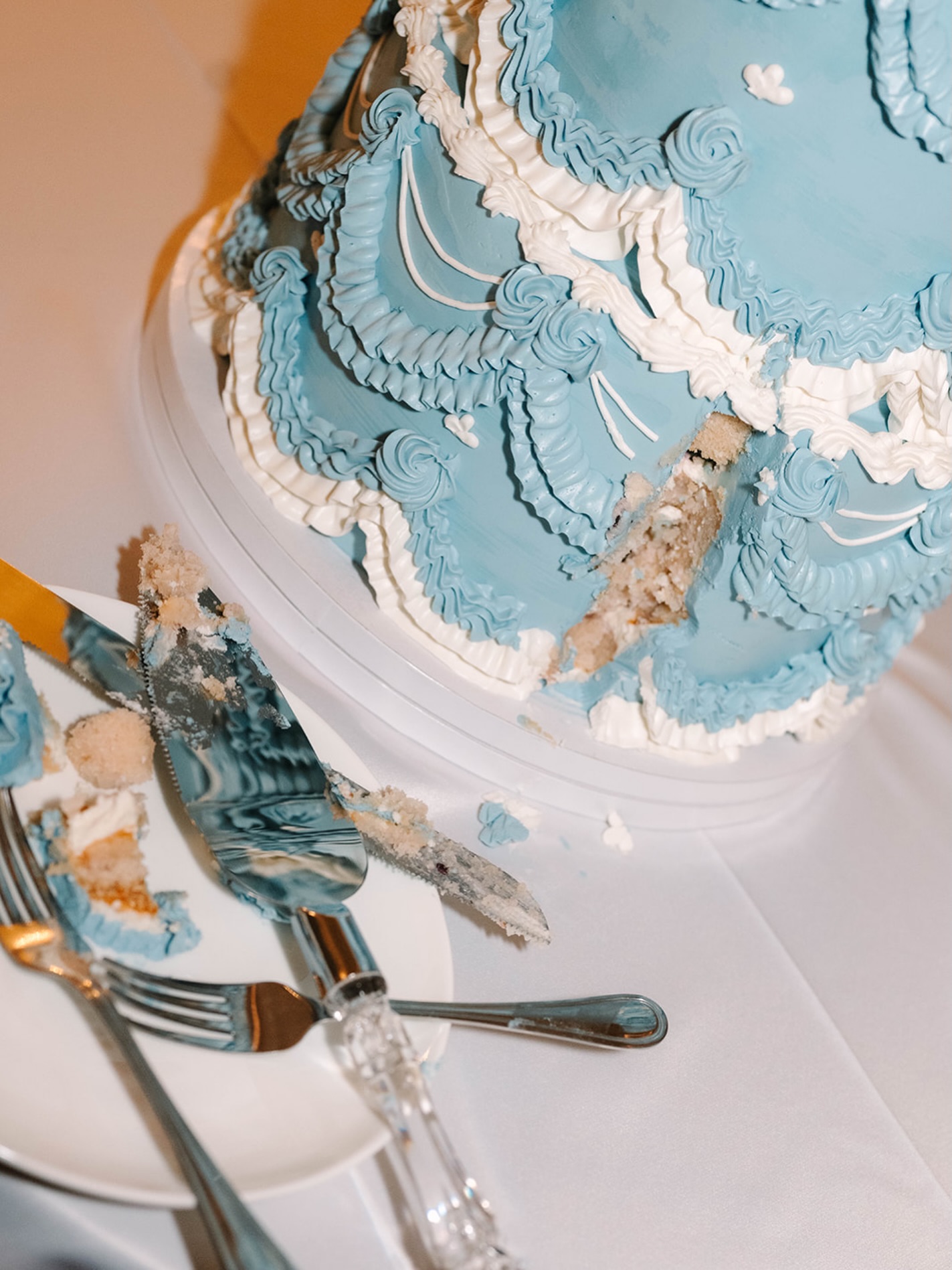 I’m a BIG proponent to adding color to your wedding! 🩵
What better way to represent your union than to bring some of your favorite colors together that give you joy to commemorate one of the biggest days of your life?? And all the better if I get to represent that into your cake as well 🤭
VENDOR TEAM:
Venue: @thehillsideestatetx
Catering: @vestalscatering
Photography: @sarahlindholmphotography
DJ: @paulviolaentertainment
HAMU: @2girls1brushbeauty
Flowers: @rainflorist
Cake: @kaylibakescakes
Planning: @whitemagnoliaeventco