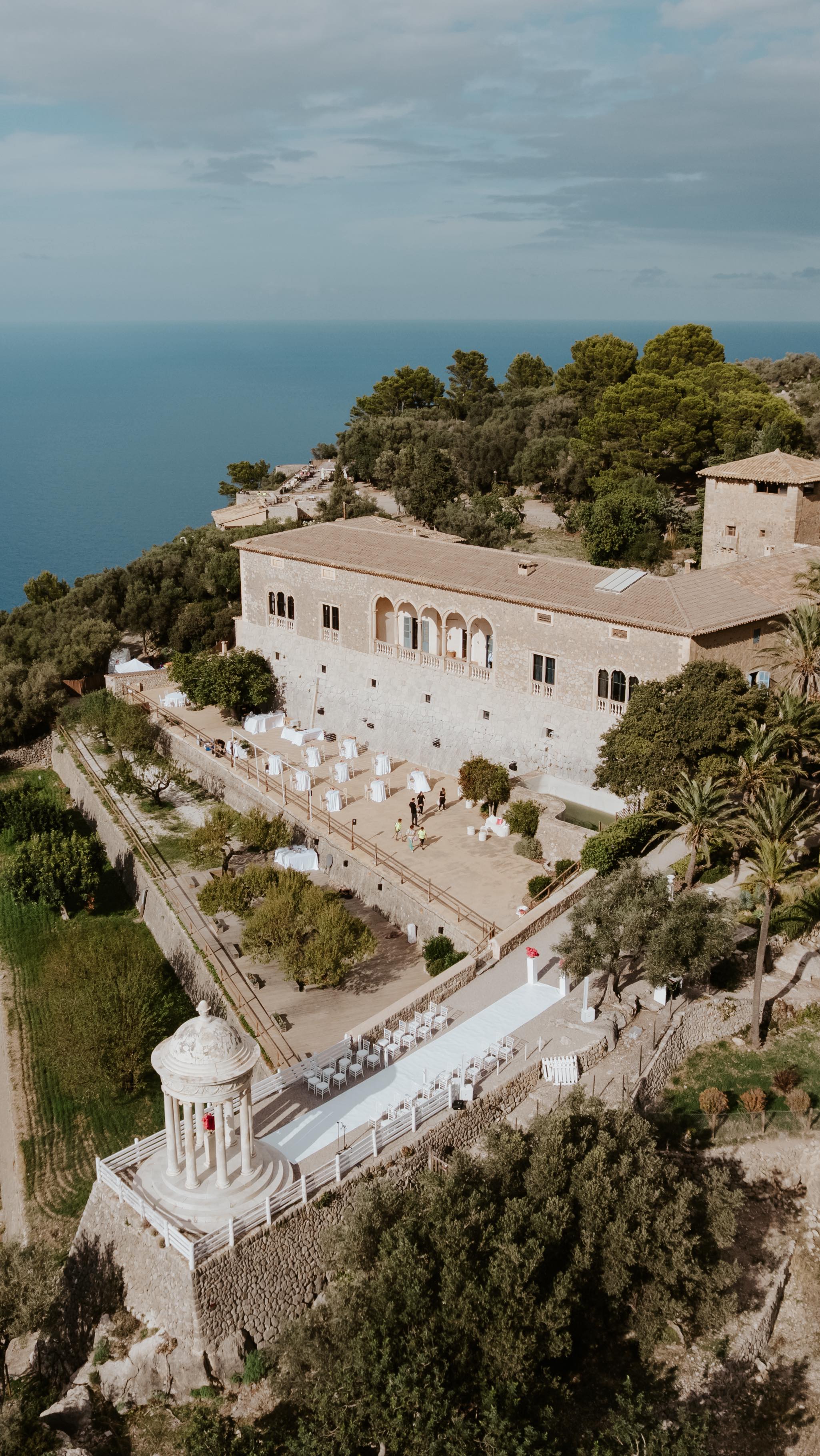 Who would like to get married here?
Son Marroig is a truly special place, you have a beautiful gazebo with the ocean right behind it, and the sunsets here are amazing!
#mallorcawedding#sonmarroig#mallorca