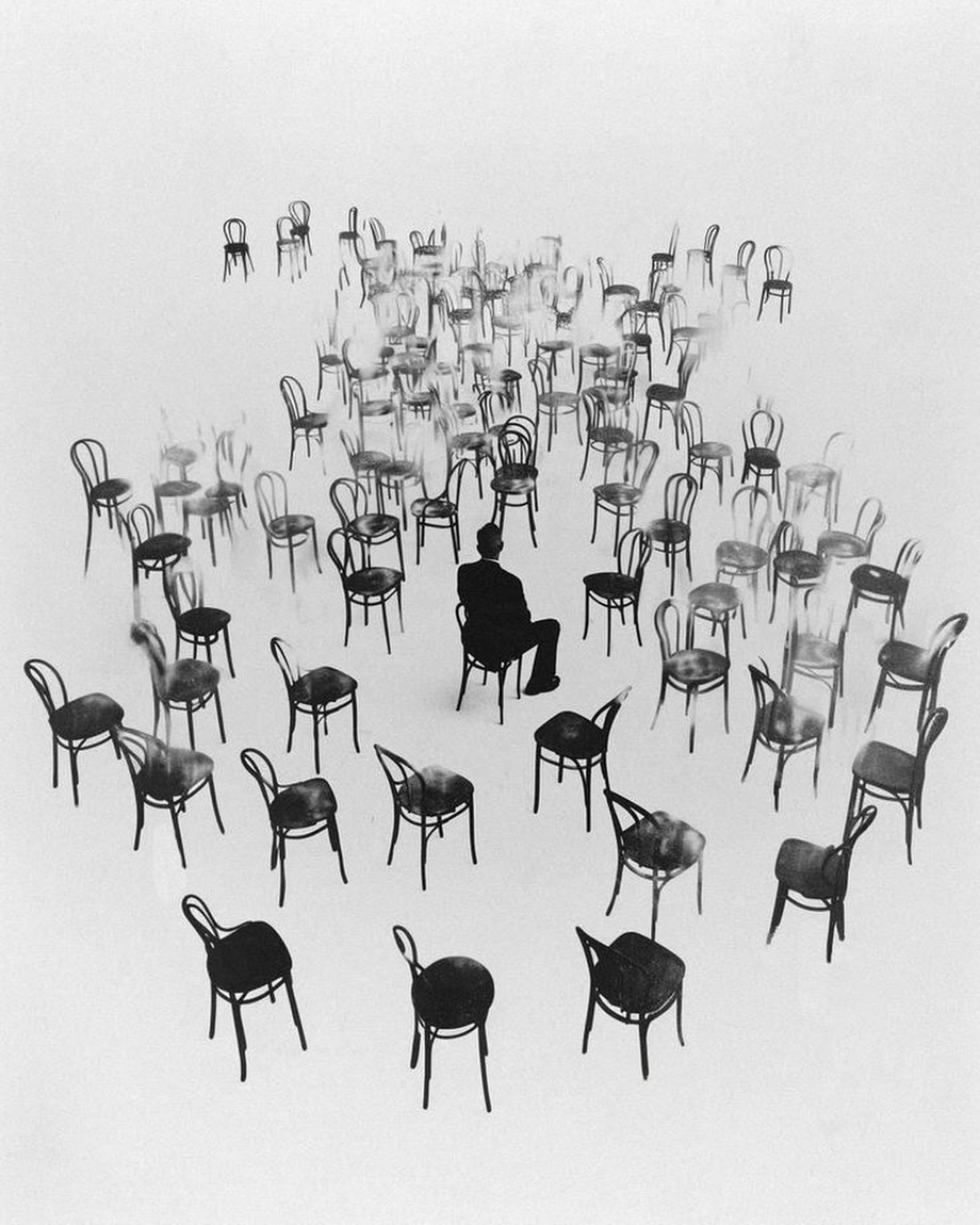 Binnenin ons bestaan verschillende delen.
Niet letterlijk, maar als innerlijke reacties en patronen die zich in de loop van je leven hebben gevormd.
Sommige van die delen noemen we protective parts.
Beschermende delen
die ooit zijn ontstaan
op momenten dat iets te veel, te pijnlijk of te overweldigend was.
Ze hebben een functie.
Een bedoeling.
Misschien herken je ze als:
– het deel dat alles controleert
– het deel dat zich terugtrekt
– het deel dat pleast
– het deel dat snel boos wordt
– het deel dat altijd “sterk” moet zijn
Deze delen zijn niet tegen je.
Ze zijn vóór je.
Ze proberen je te beschermen
tegen iets wat je ooit hebt gevoeld
en nooit meer zo wilt ervaren.
Maar hier zit ook de paradox:
Wat ooit helpend was,
kan je later gaan beperken.
Omdat deze delen blijven reageren
alsof het verleden nog steeds gaande is.
Alsof het nog steeds nodig is
om je af te sluiten, aan te passen, te controleren
of jezelf klein te houden.
En zo houden ze je - onbewust -
vast in oude patronen.
Niet omdat er iets mis is met je,
maar omdat er ooit iets was
dat te groot was om alleen te dragen.
Heling betekent dan niet
dat deze delen weg moeten.
Maar dat ze gezien worden.
Gehoord.
Begrijpen dat het nu anders is.
Herken je dat bepaalde reacties in jou automatisch overnemen?
In een familieopstelling onderzoeken we waar deze beschermende delen zijn ontstaan -
en wat ze nog steeds voor jou proberen te doen.
Je bent welkom. 🤍
#systemischwerk #innerlijkedelen #zelfliefde #persoonlijkeontwikkeling