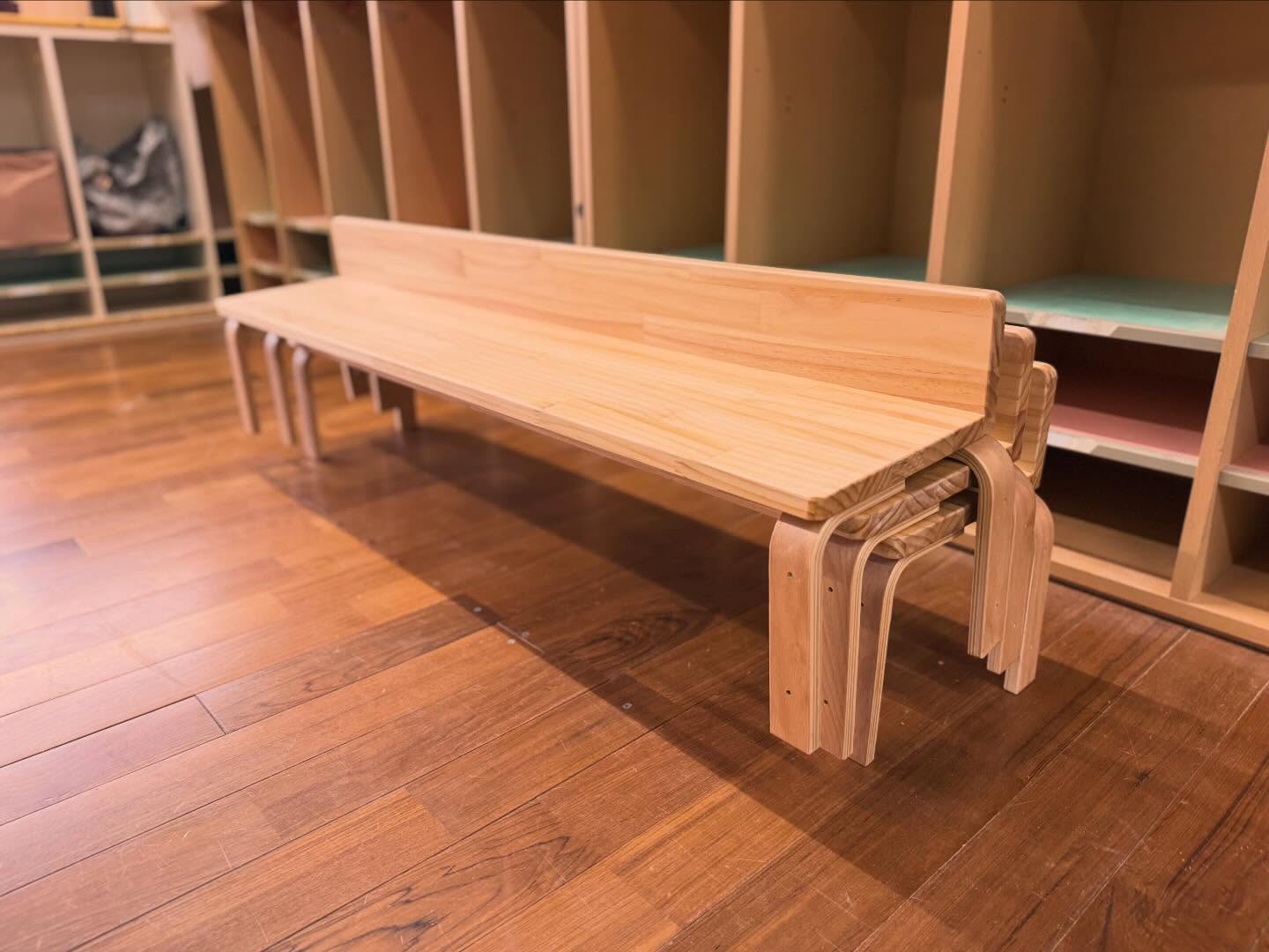 ⭐︎スタッキングベンチ⭐︎
スタッキングできるお支度ベンチを納品しました!
園の入り口にて内履、外履きを履き替える用です👟
リュックを背負ったままでも座れるように、あえて背もたれを低くしてます!
#保育家具
#オーダーメイド木製家具
#保育園備品
#木製ベンチ