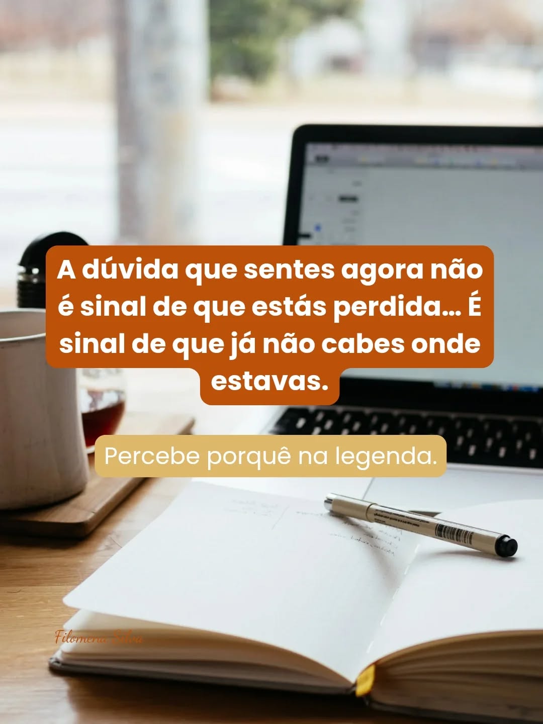 “Será que estou a fazer bem?”
“Será que isto faz sentido?”
“Será que sou capaz de sustentar o próximo nível?”
Se já fizeste estas perguntas a ti própria… não estás sozinha.
Durante muito tempo, interpretamos estas dúvidas como sinais para parar. Como se fossem um aviso de que algo está errado.
Mas e se não estiver?
E se essas dúvidas não forem um bloqueio… mas uma consequência natural de estares a expandir?
Crescer implica deixar versões antigas de ti para trás. E isso nunca é totalmente confortável.
Há sempre um momento de transição. Um espaço entre o que já foste e aquilo que ainda estás a construir.
E esse espaço pode parecer instável. Confuso, até.
Mas não significa que estejas perdida. Significa apenas que já não cabes onde estavas.
E isso… também é crescimento.
Agora diz-me: em que fase sentes que estás neste momento? 👇