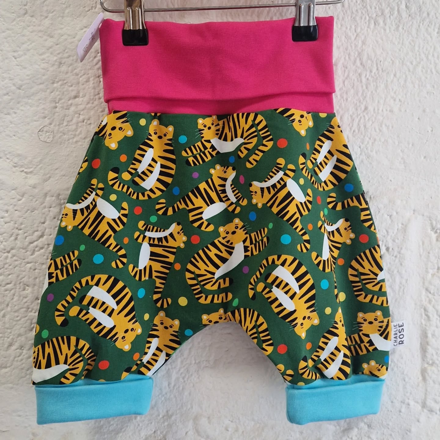 Can we think about shorts yet? Let's ignore that I'm still using a hot water bottle at work...
These trousers are a shorter style of my best-selling extendable harems.
#spring #easterhols #Easter #stives #cornwall