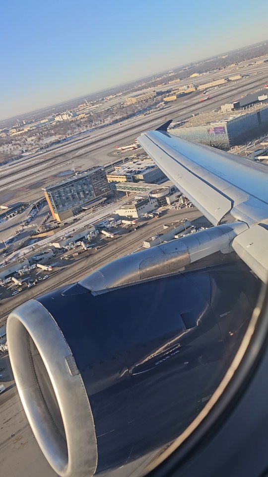 Turning and burning out of MSP, then soaring into the bitter winter air with a bird's-eye view of the airport and Minnesota River valley.
.
🏷 #airbusa319 #mspairport #takeoff #windowseat #flyingview