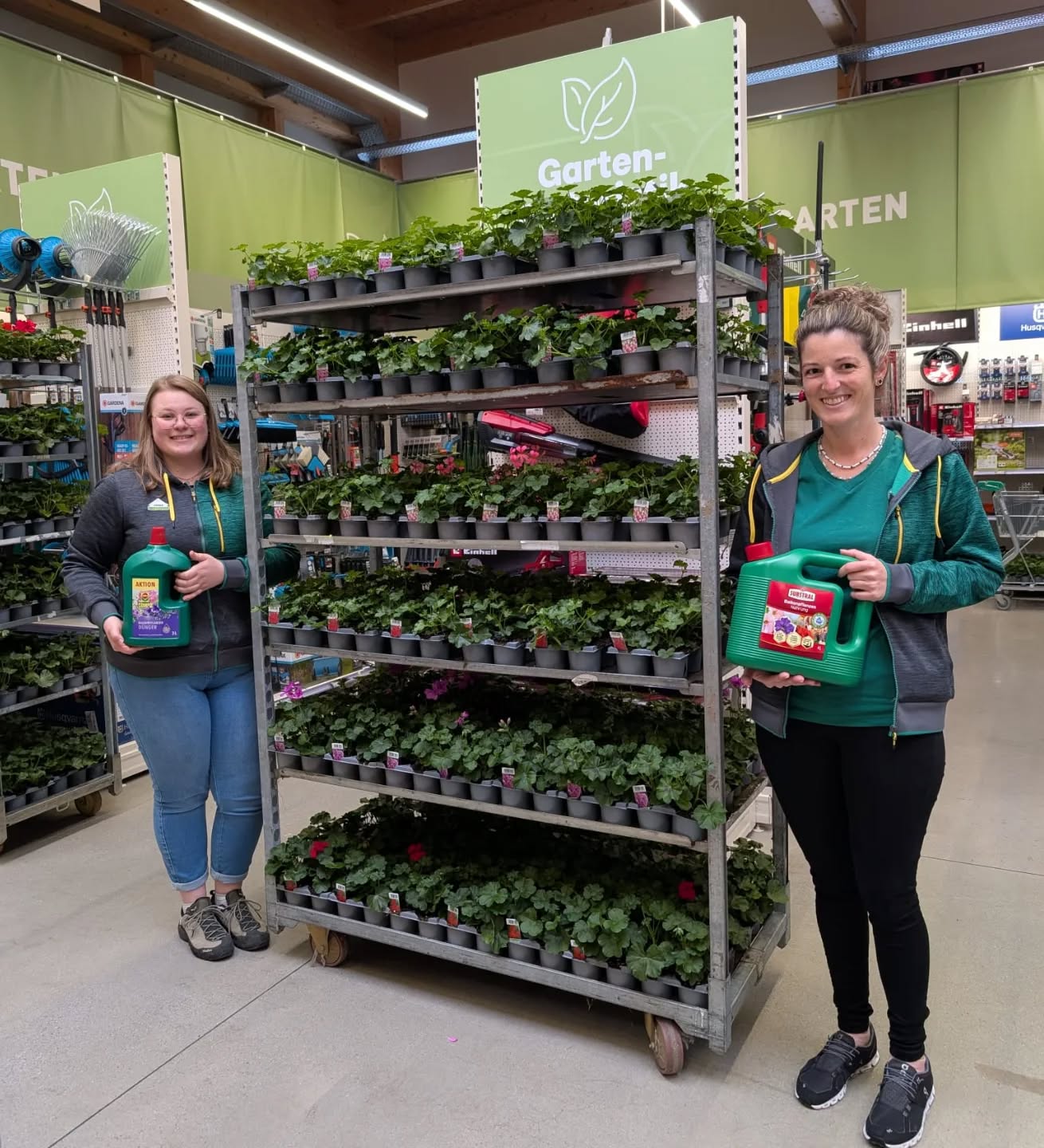 Hol dir den Frรผhling nach Hause! ๐ท
Es ist so weit:
Unsere Balkonblumen sind da und warten darauf, eure Terrassen und Balkone zum Leuchten zu bringen! Im Lagerhaus Hippach duftet es bereits herrlich nach Frรผhling. ๐ธ๐
Unsere motivierten Mitarbeiter haben schon alles vorbereitet und beraten euch mit Herzblut. Kommt vorbei und sucht euch eure Lieblingsfarben aus โ wir freuen uns auf euch! ๐๐๐