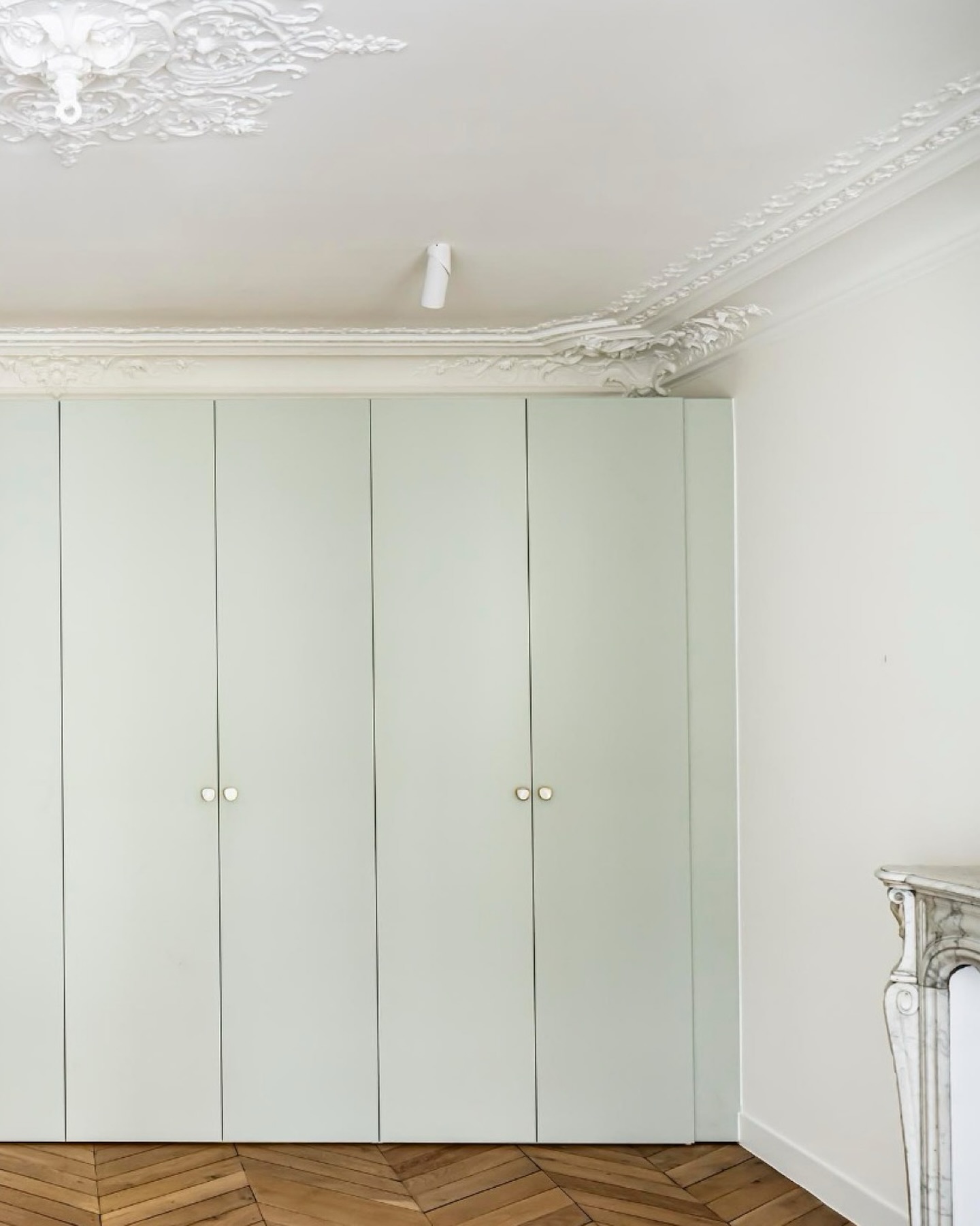 Un dressing pensé comme une pièce à part entière dans cette suite parentale.
Ici, le choix n’a pas été d’aller jusqu’au plafond. Les corniches existantes, particulièrement élégantes, méritaient de rester visibles. Le meuble vient donc s’inscrire juste en dessous, comme une évidence, en respectant l’architecture du lieu plutôt qu’en la masquant.
À l’intérieur, des caissons IKEA optimisent la fonctionnalité, tandis que les façades sur mesure signées Atelier Georges @atelier_georges_agencements apportent caractère et finesse à l’ensemble. @eggerfrance
Une approche simple : composer avec l’existant pour mieux le révéler.
@julien_pepy_photographe
#dressing surmesure #architectureinterieure #renovationparis #menuiseriesurmesure interiordesignparis